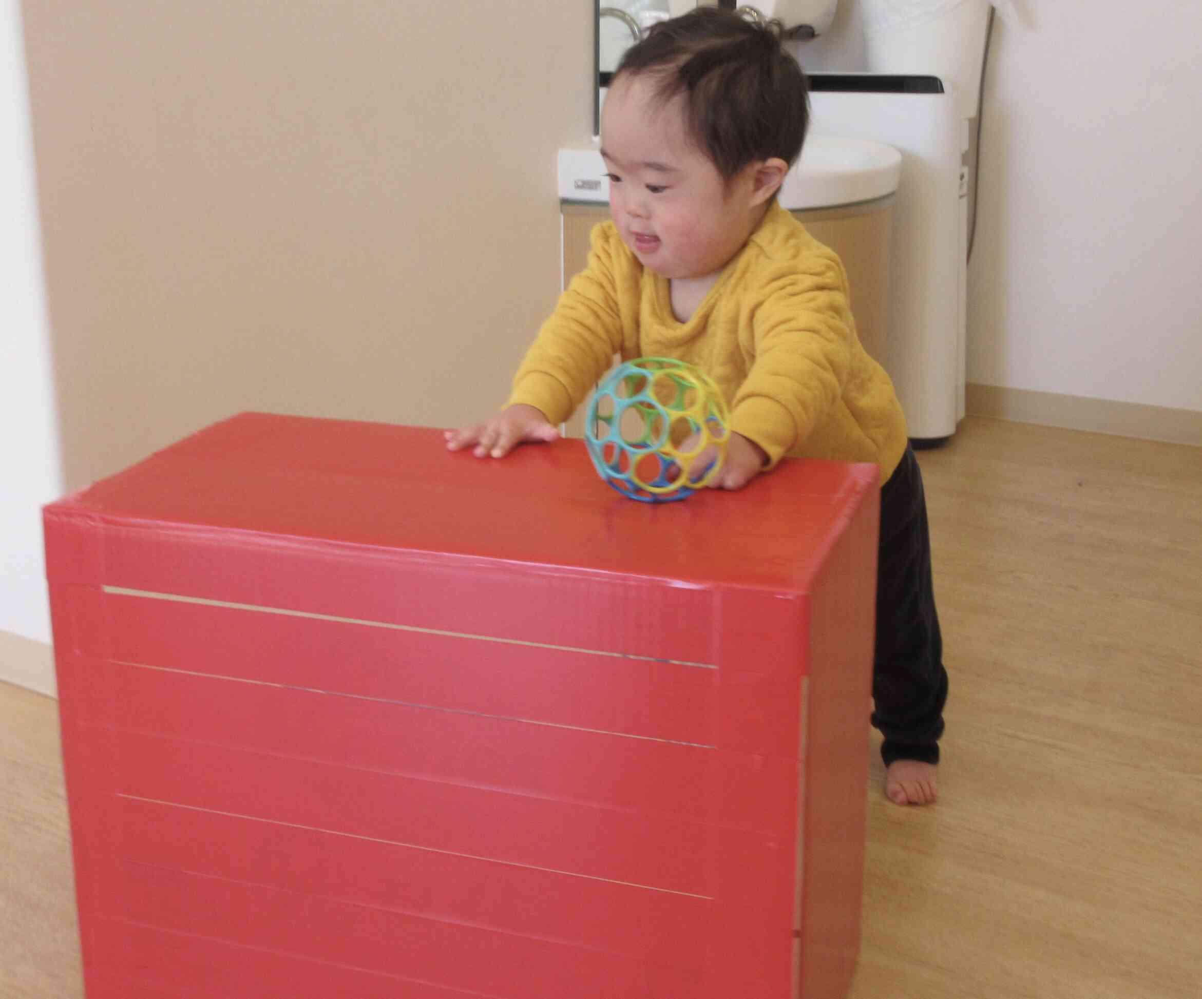 大きな段ボール押しながら歩いてます。