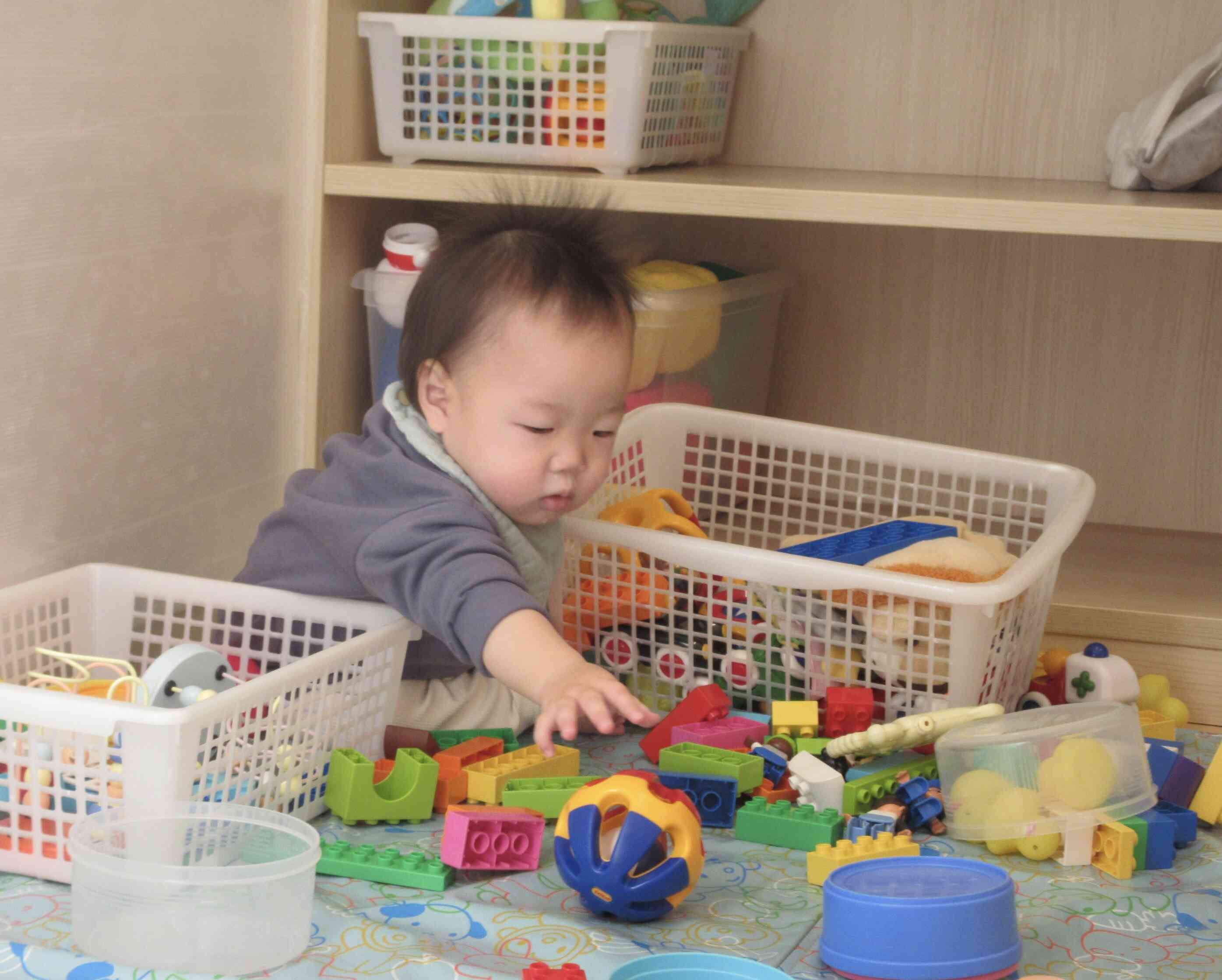 棚からたくさんおもちゃを出してみたけど。なにしてあそぼうかなー?