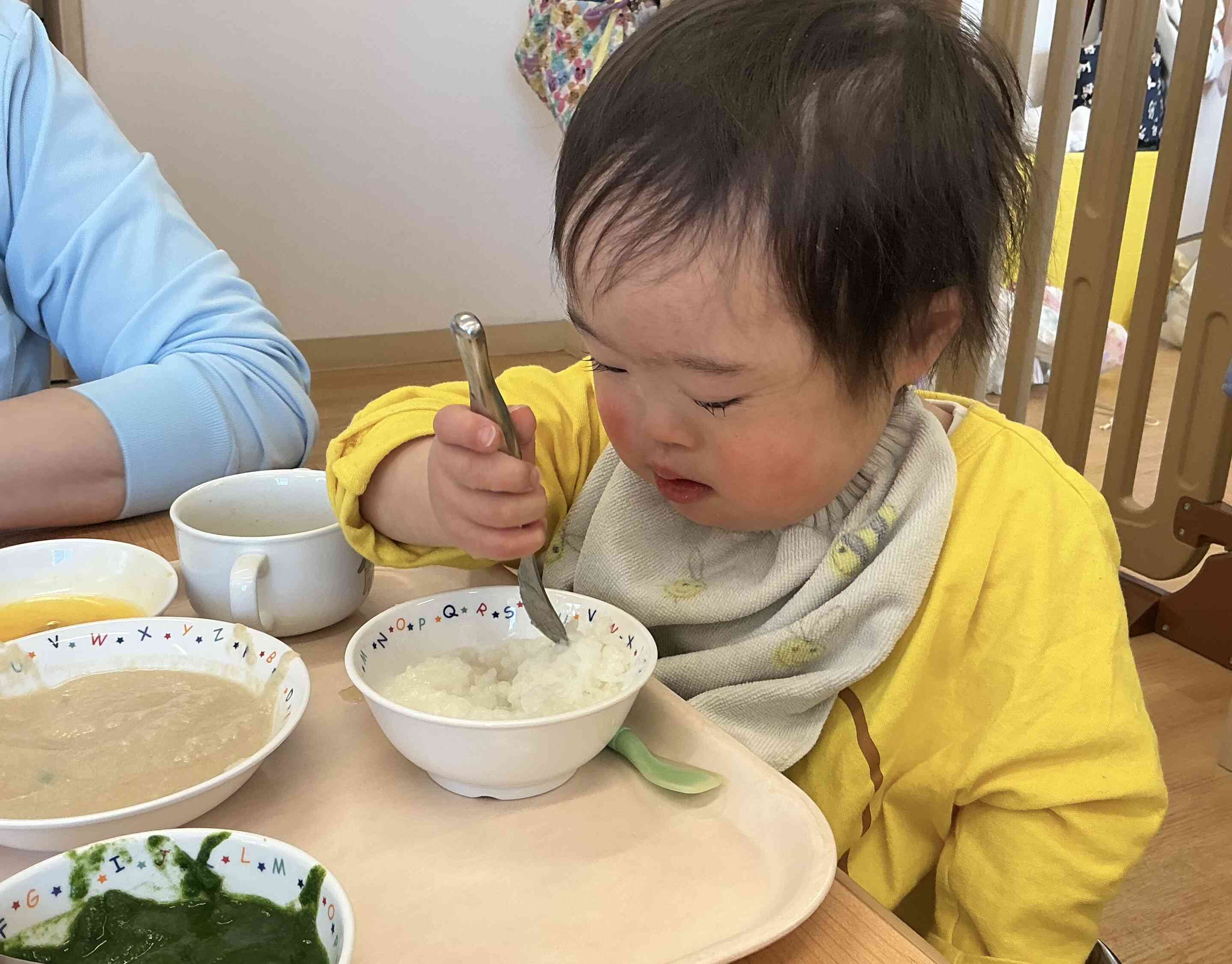 「美味しいねー」と言いながら自分でスプーンを持って食べています。