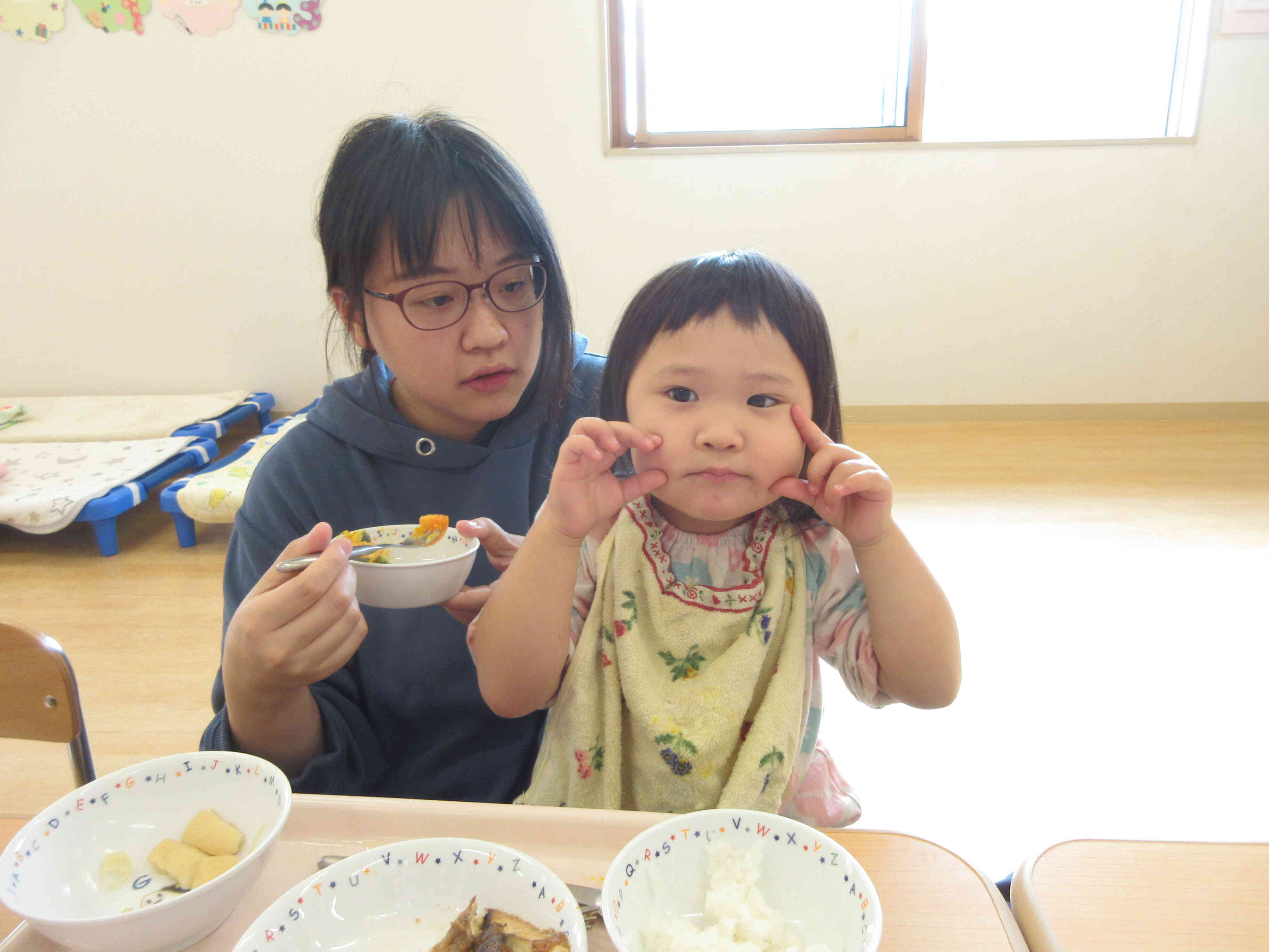 ママと一緒に食べているよ