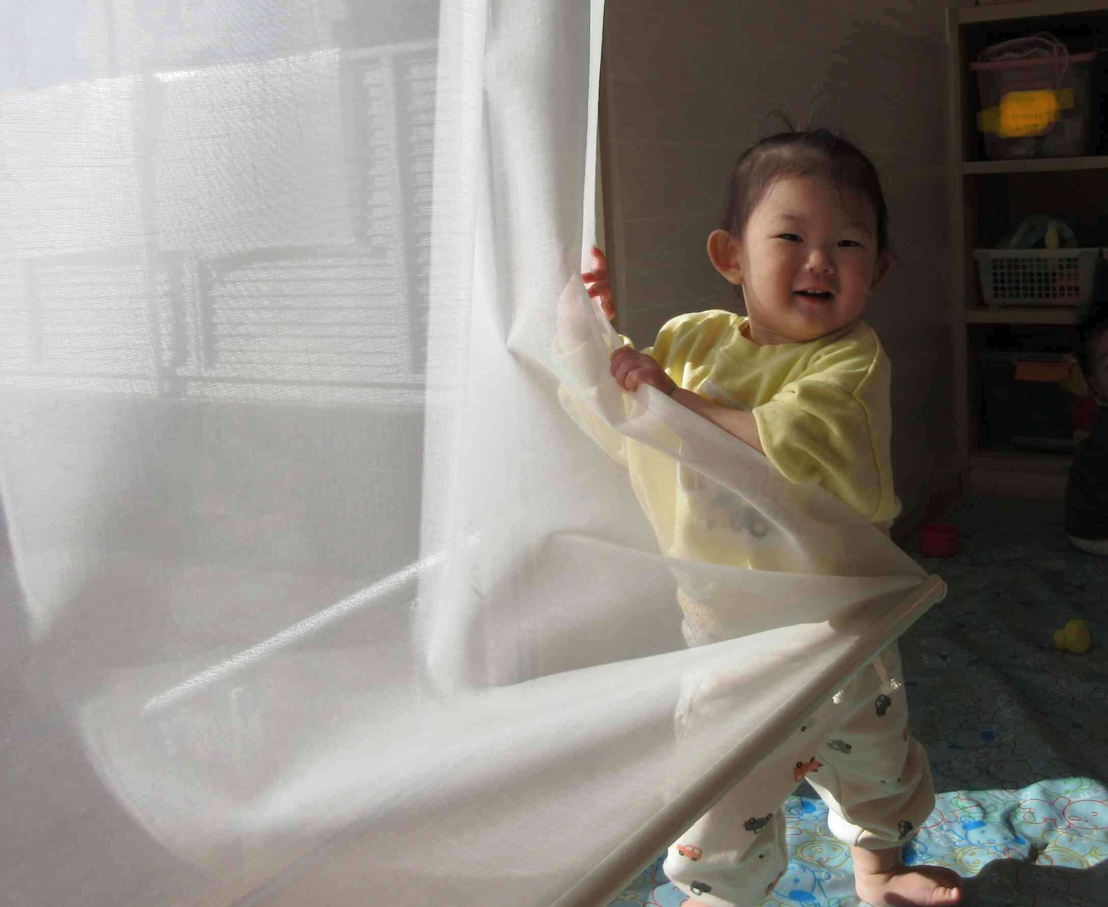 ロールカーテンの後ろから「いないいないばあ」