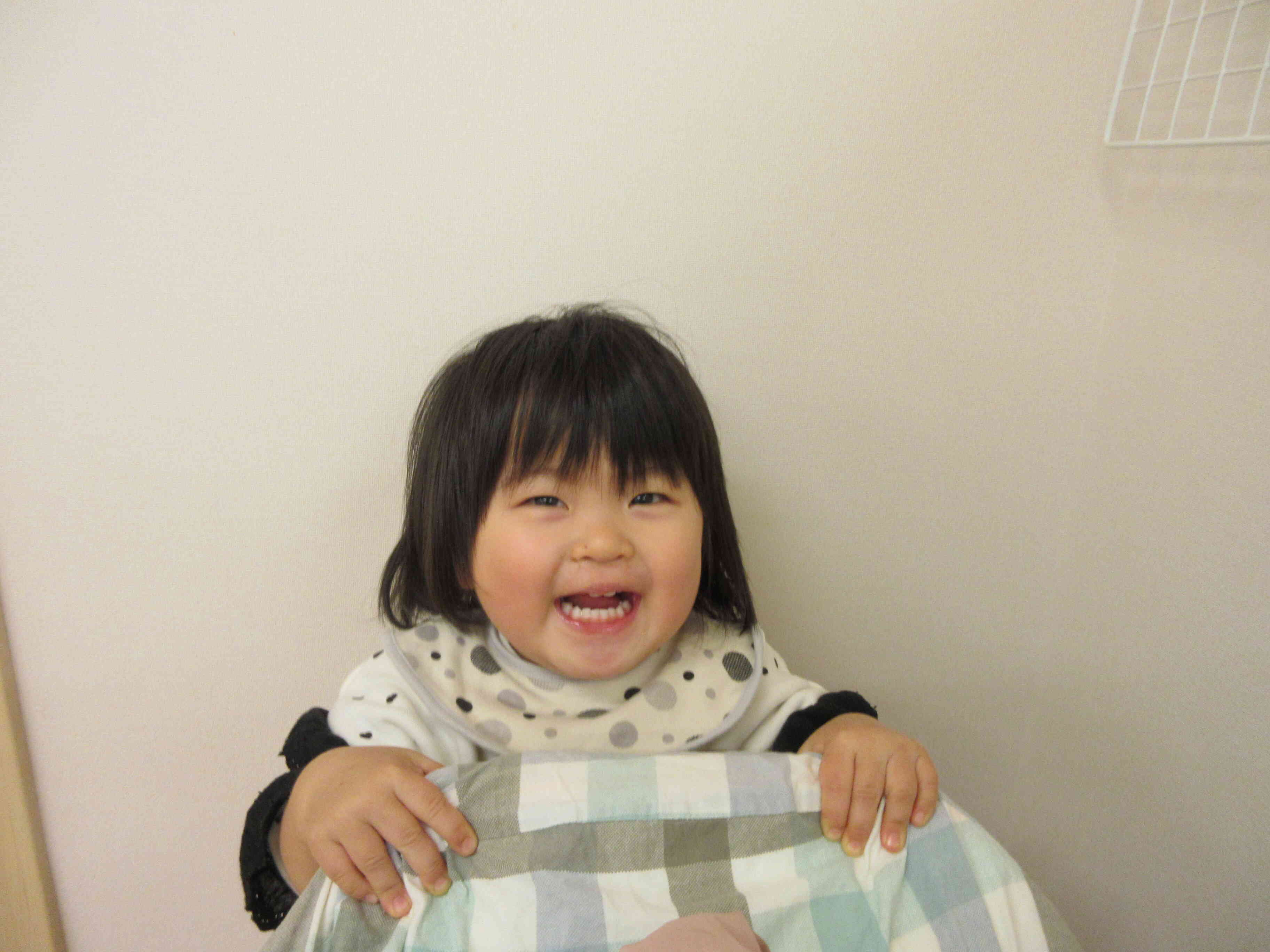 椅子の後ろからも「いないいないばあ」