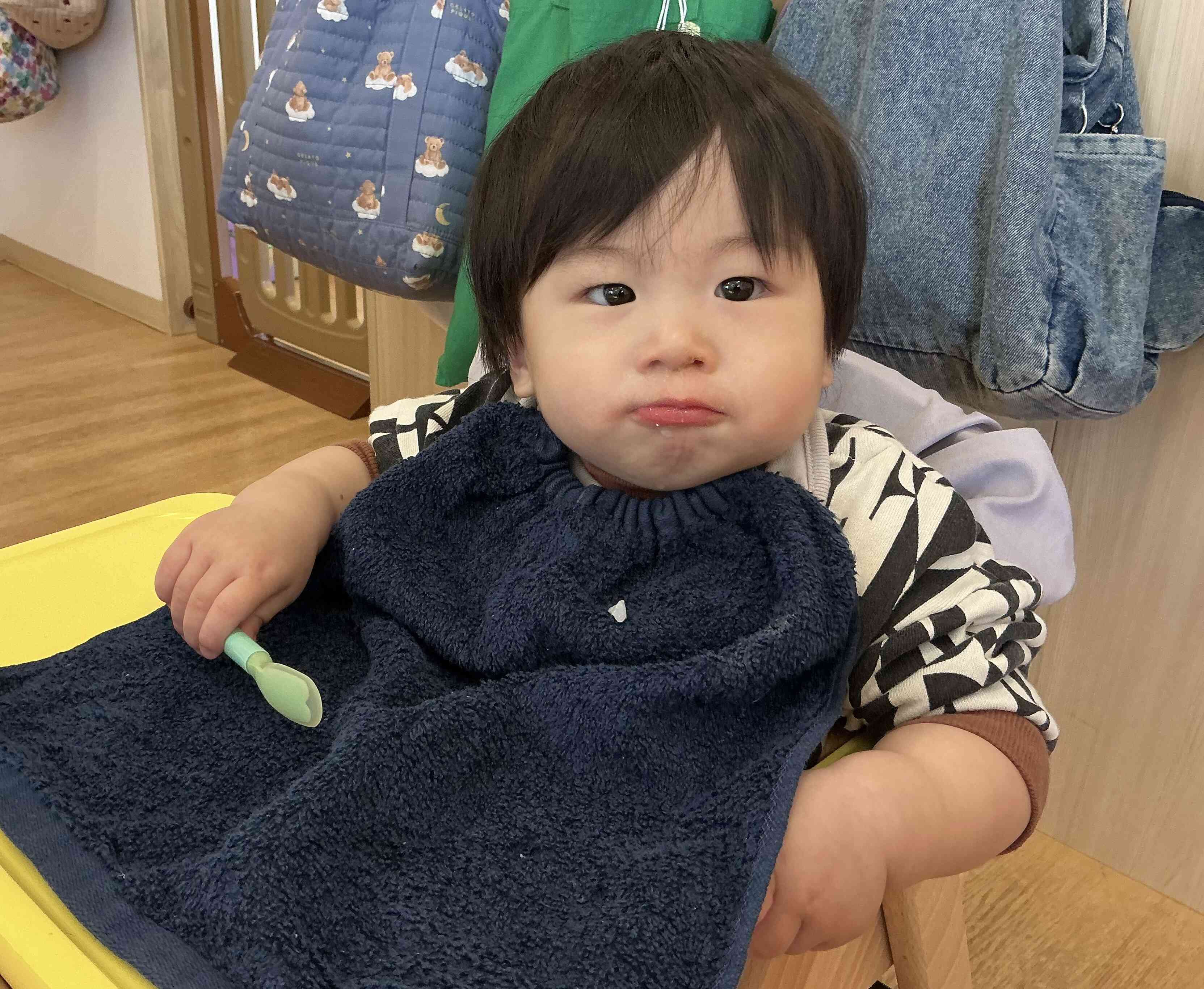 もぐもぐよく噛んで食べています。