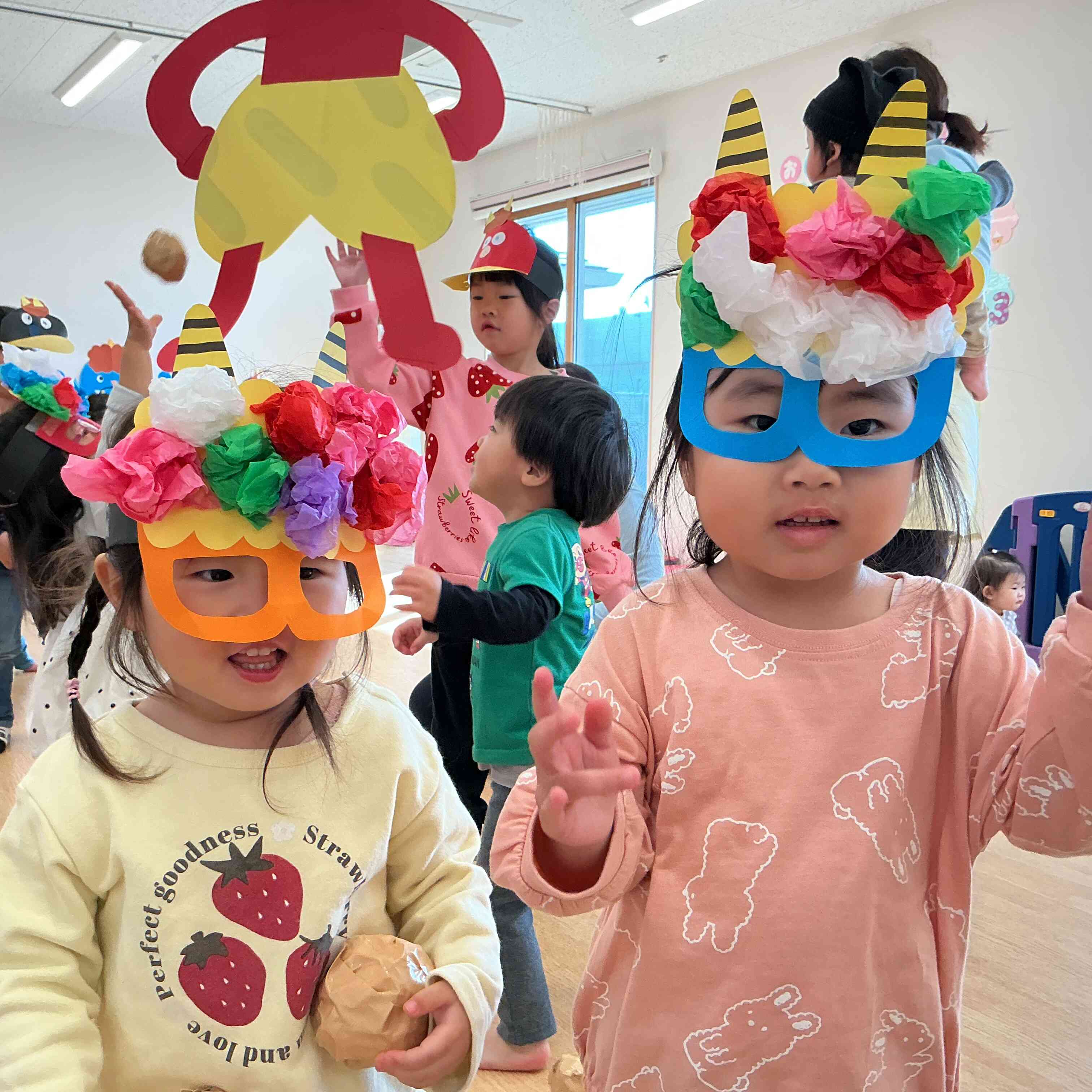 私たちのお面 見て~