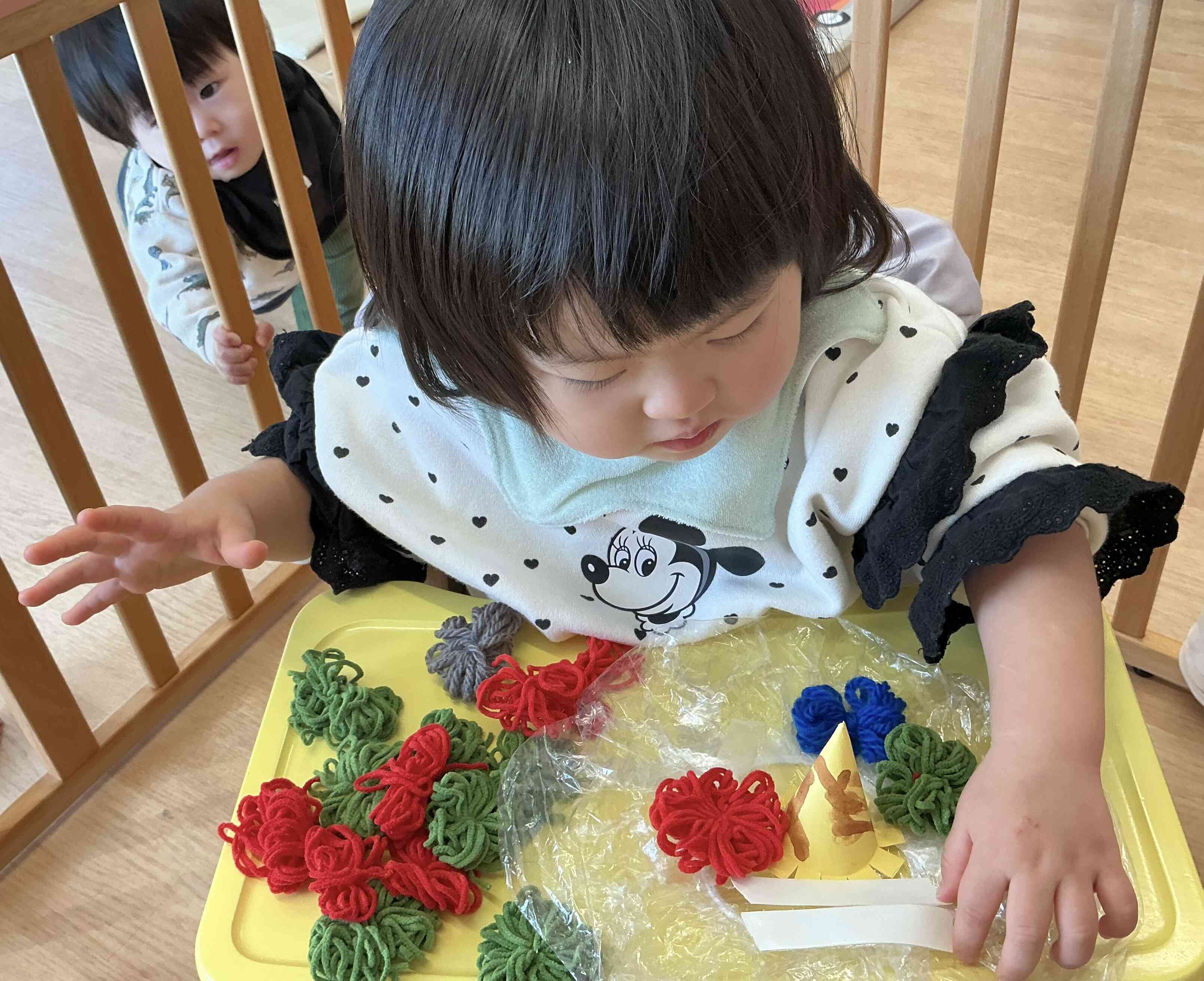 毛糸の色を選びながらつけていました。