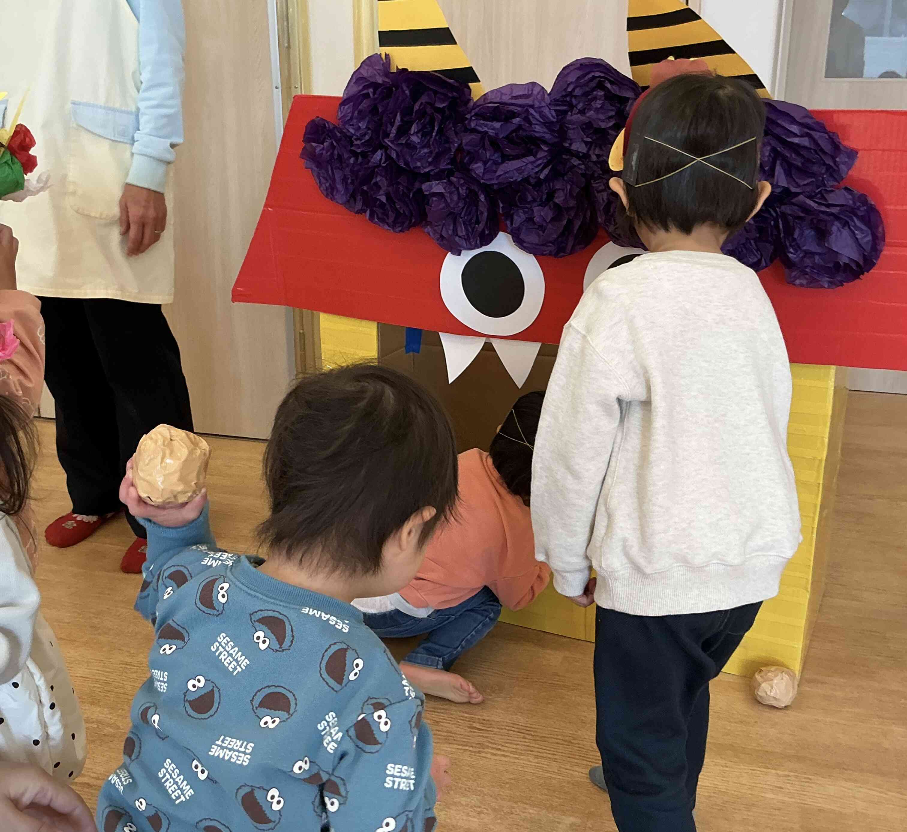 大きなお豆で鬼たいじ。頑張って。