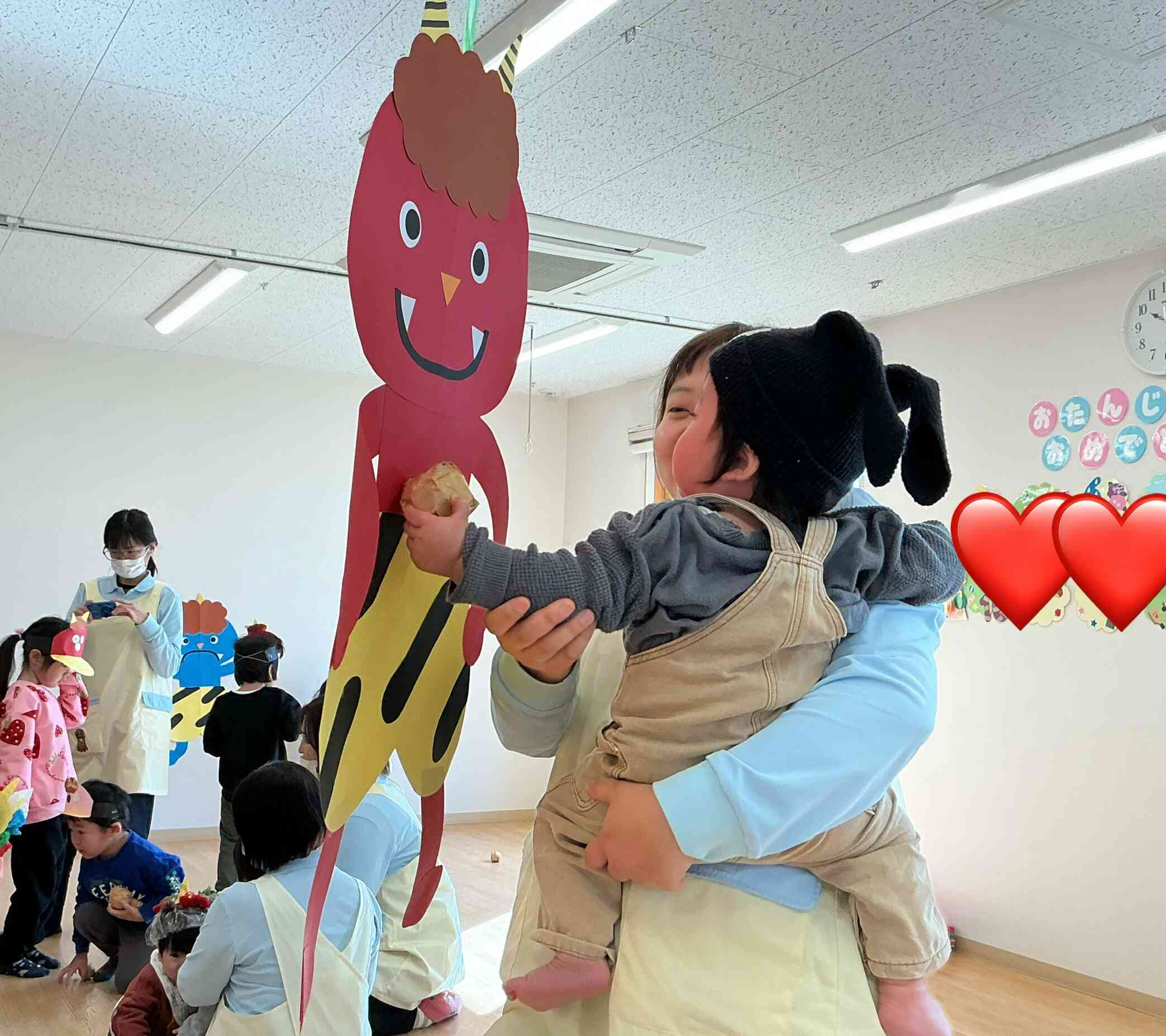 鬼が高いところにいたので抱っこしてもらって鬼たいじ