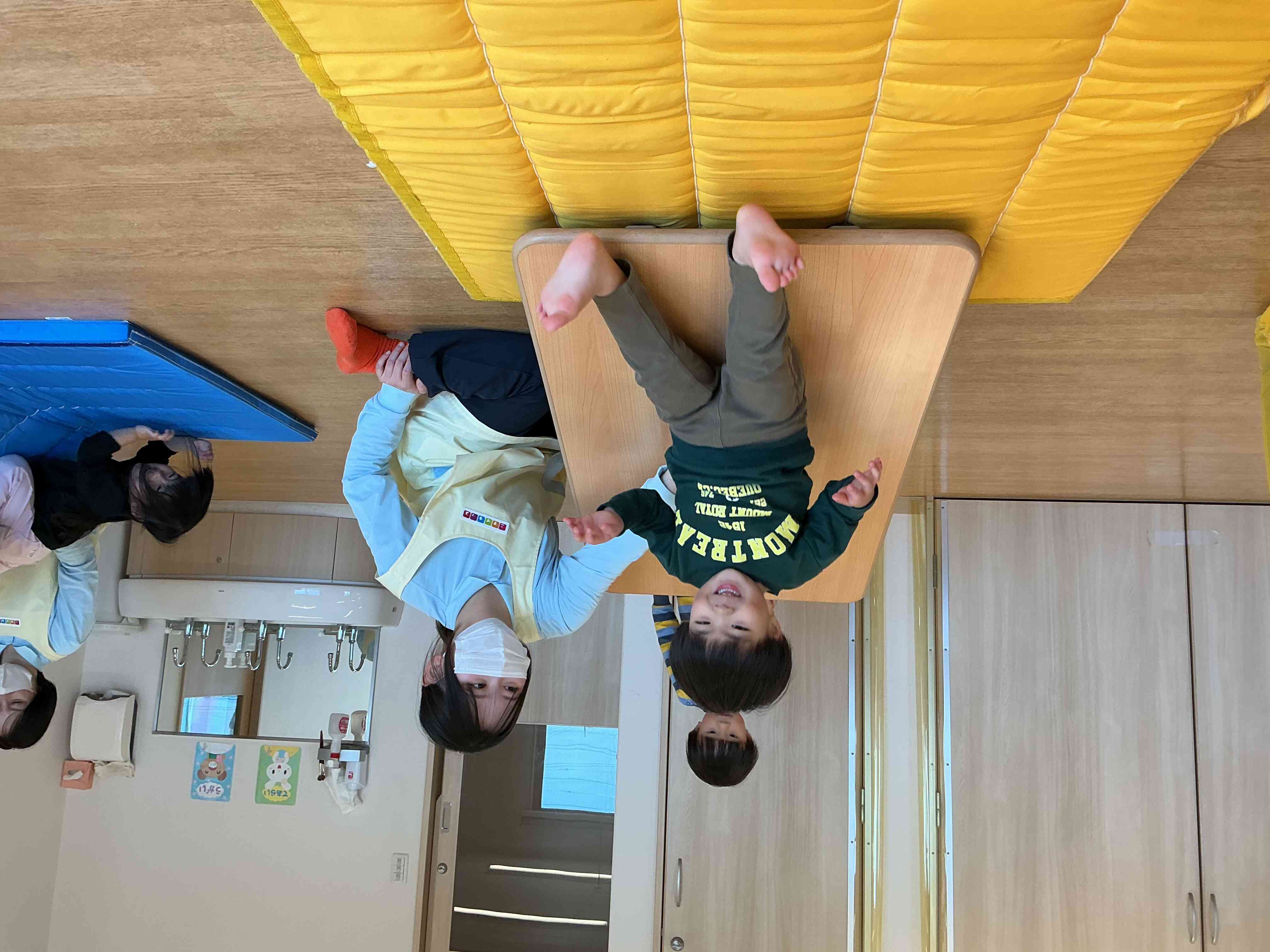 あひる組・うさぎ組の室内での活動の様子