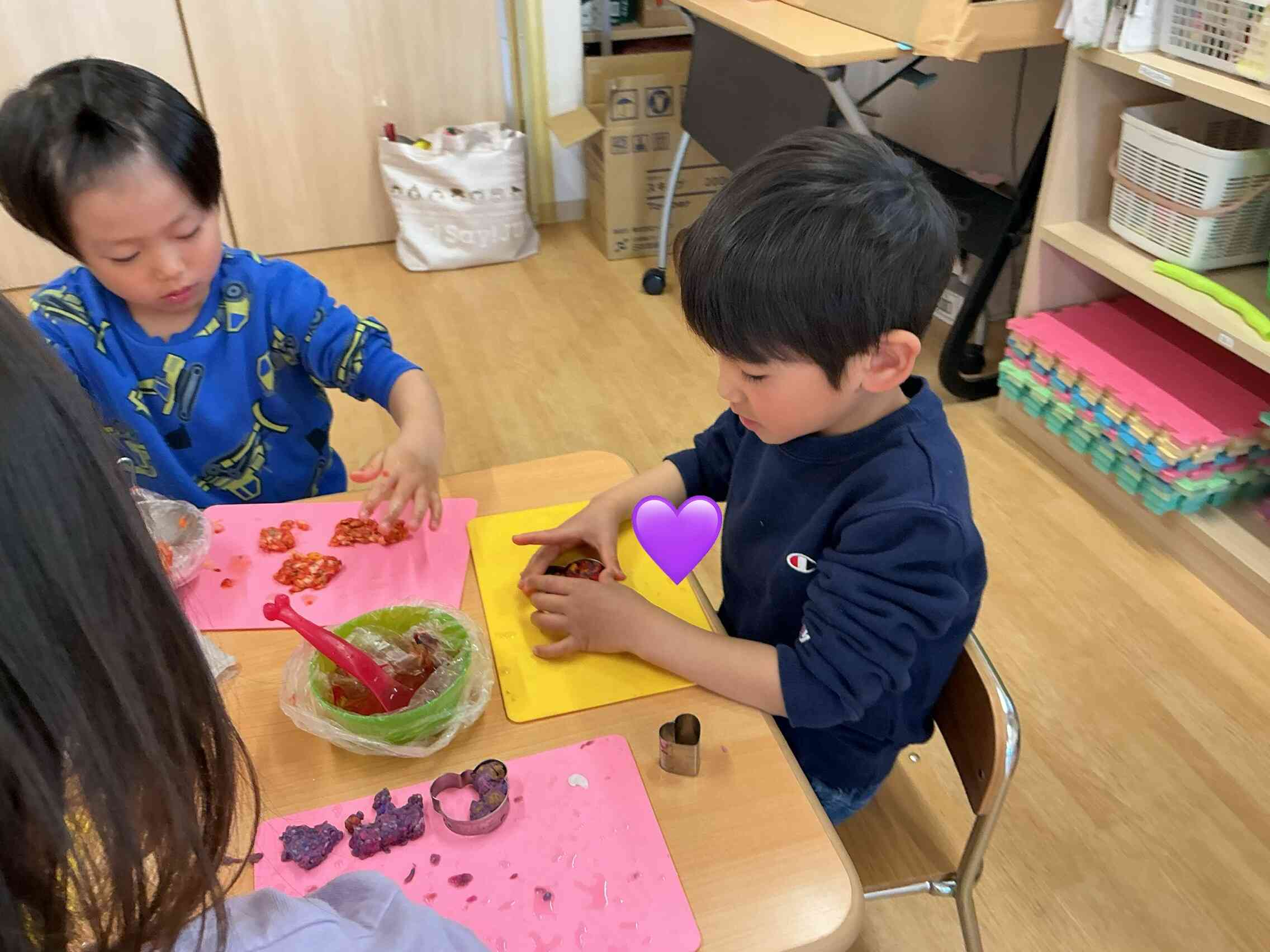 お花紙で粘土を作ったよ②