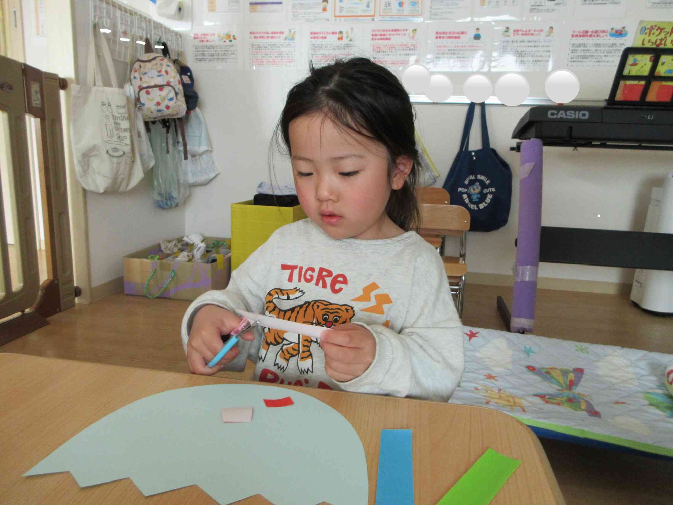 ハサミでチョキチョキ