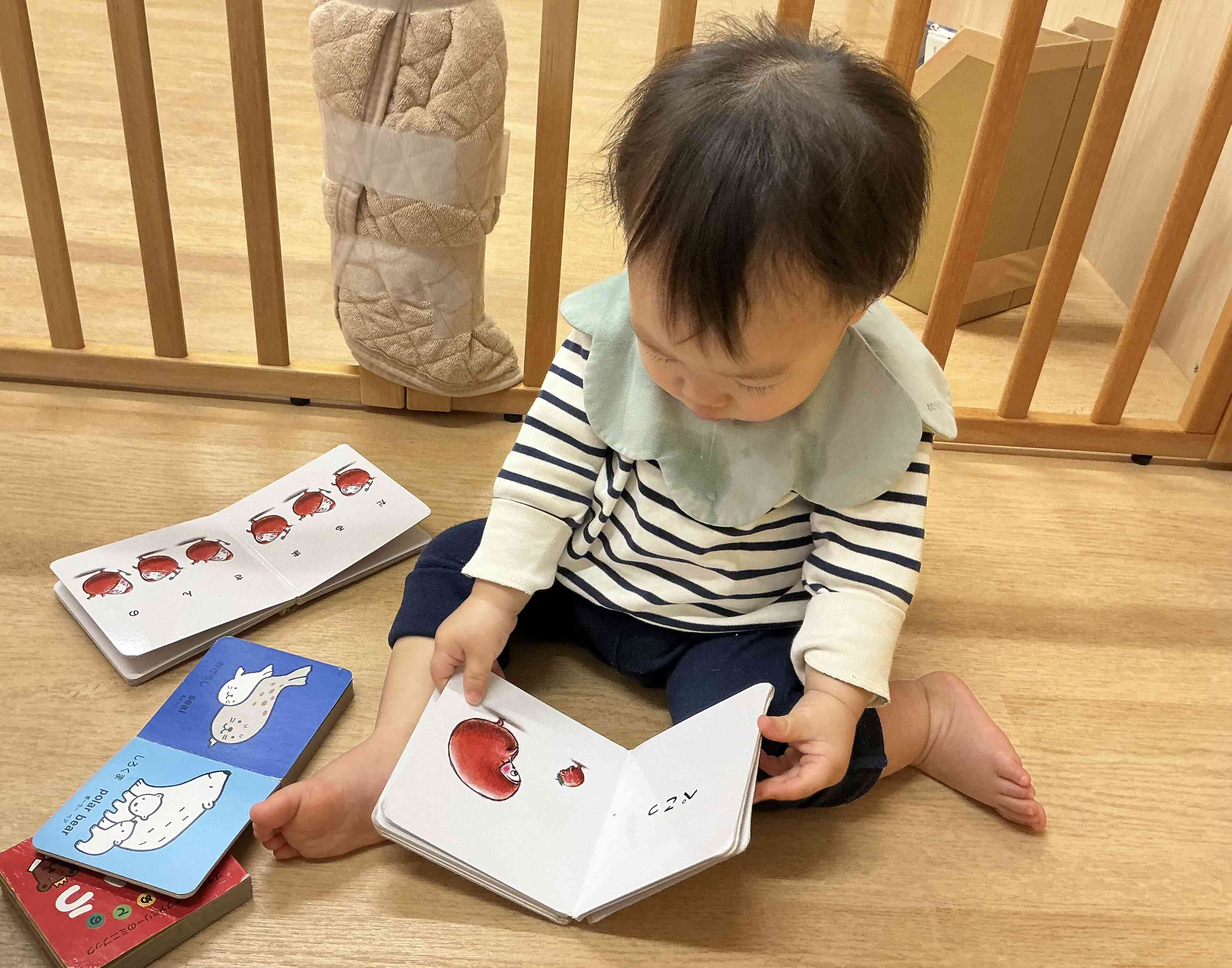 絵本に興味津々！！