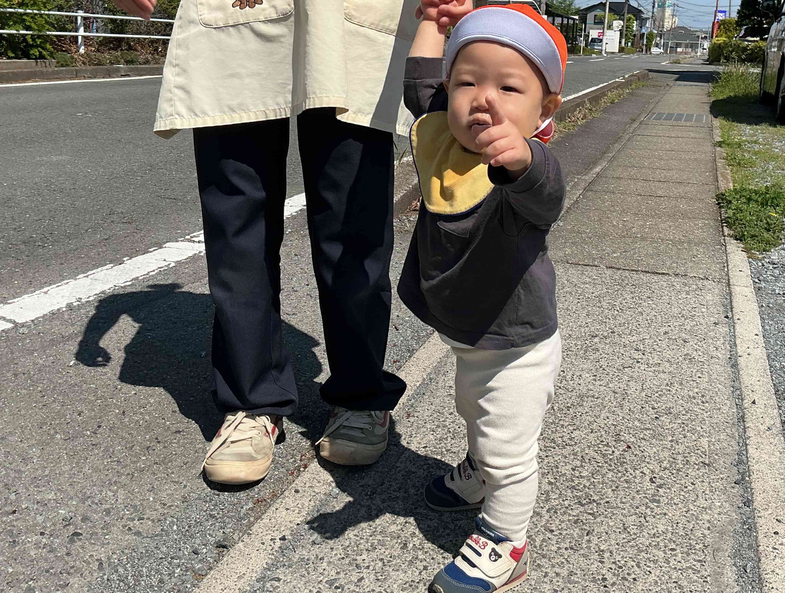 手をつないで園外に出るのは初めてです。