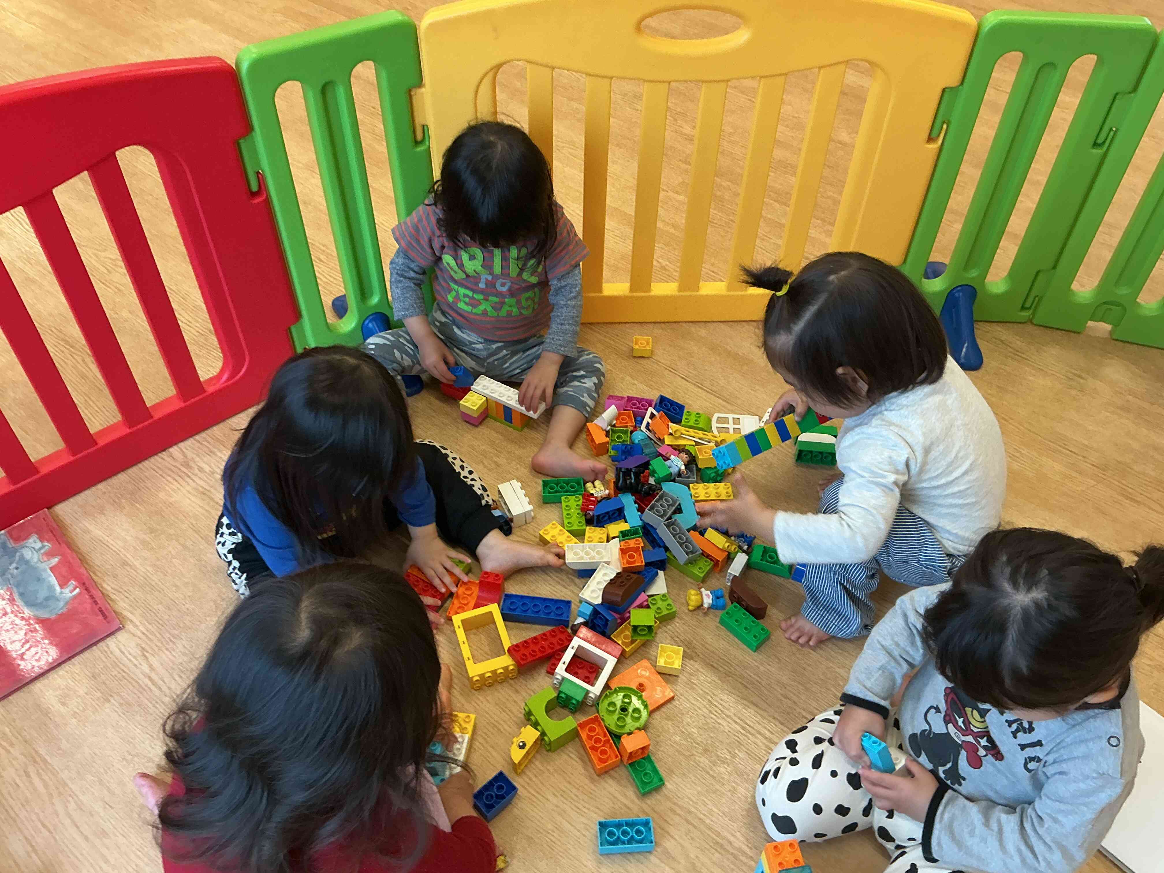 室内遊びの様子（1歳児・2歳児クラス）