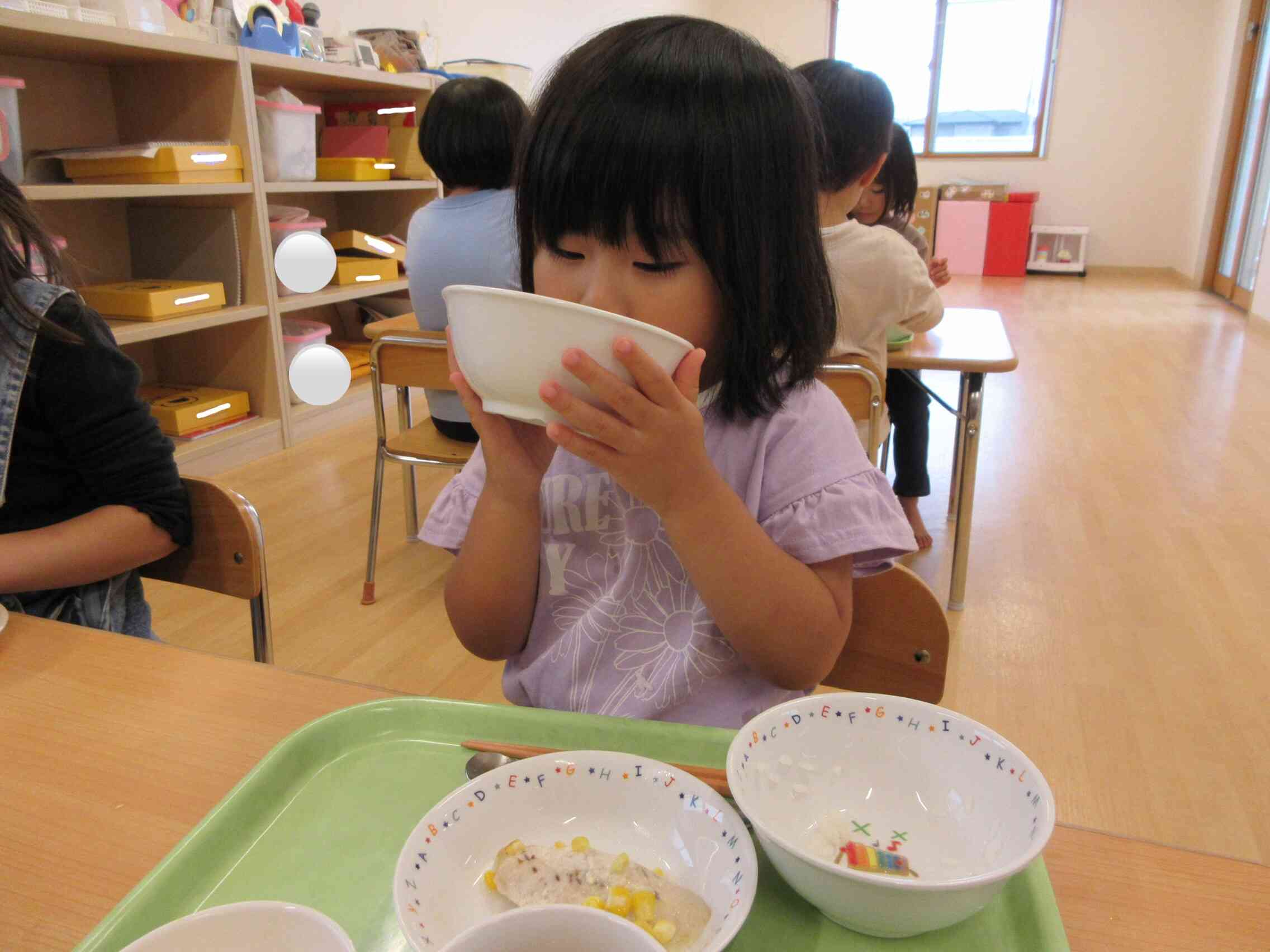 お茶碗を持って