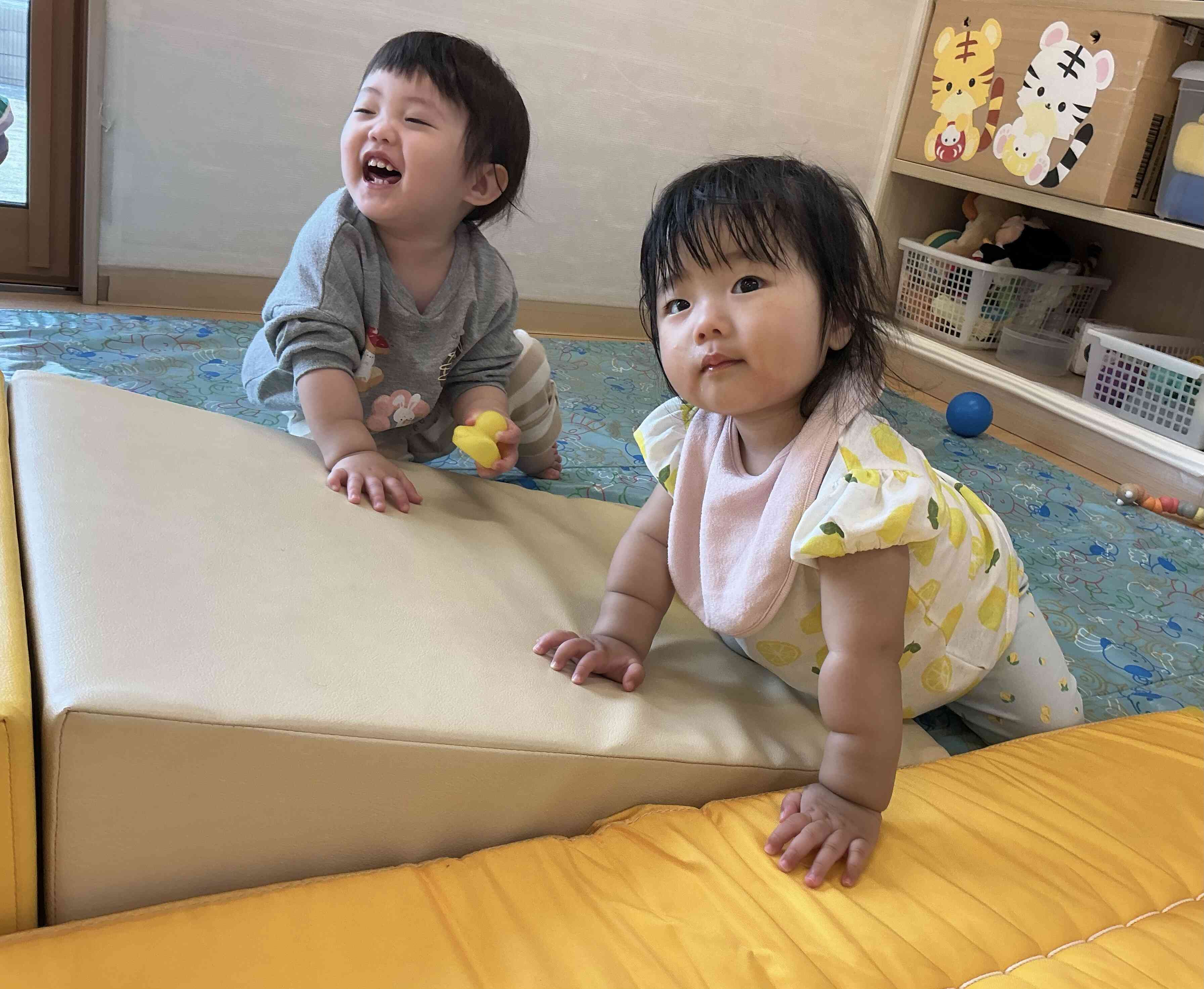お友だちと一緒(ひよこ組/0歳児・あひる1組/1歳児)