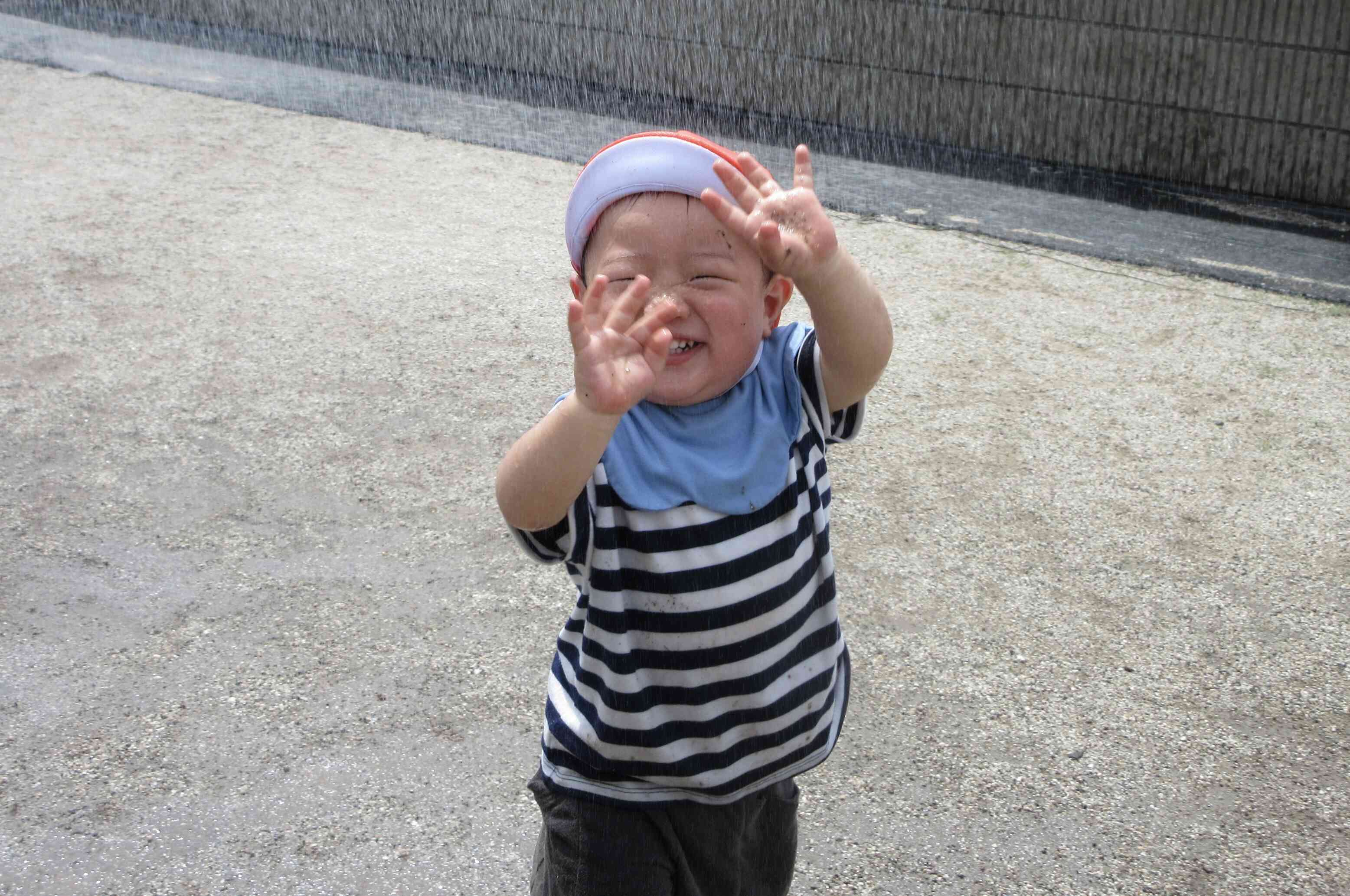 水遊び(1歳児あひる組、2歳児うさぎ組)