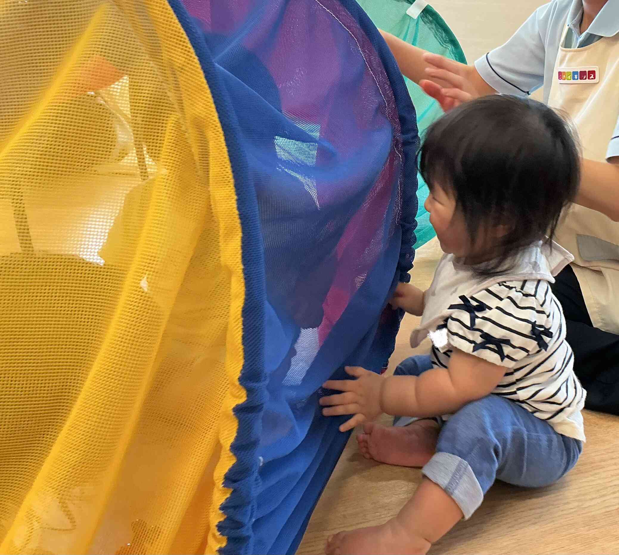 遊びの様子（ひよこ組0歳児、あひる1組1歳児）