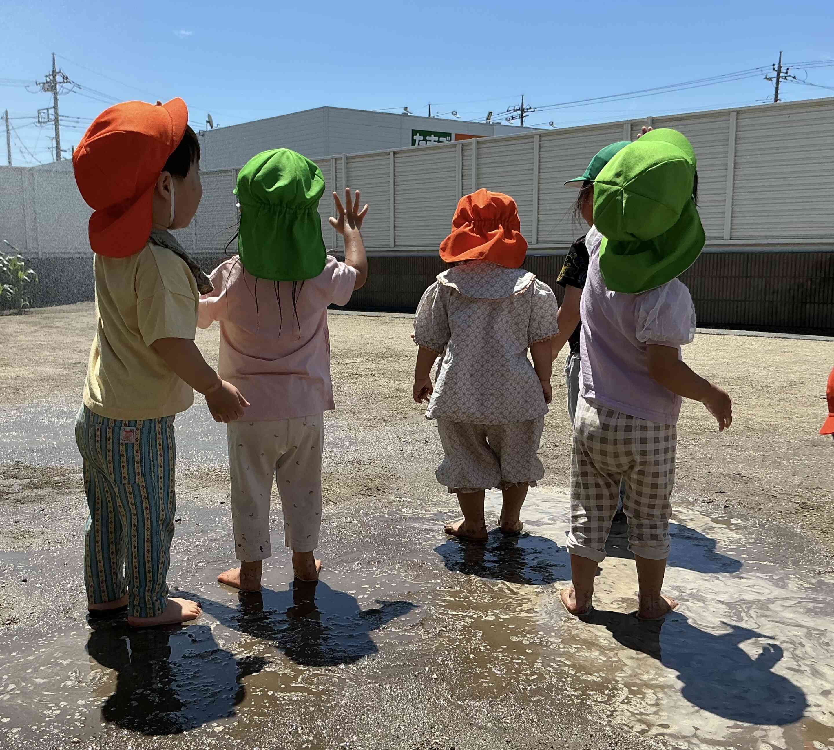 おもいっきり泥遊び♪(1・２歳児、パンダ1組）