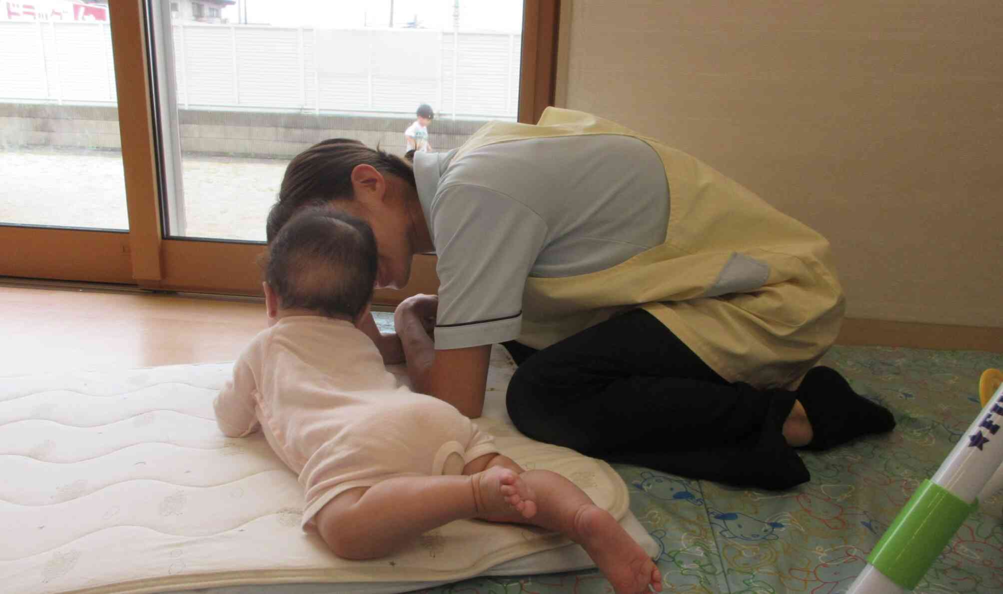 可愛いうしろ姿　0歳児・1歳児クラス