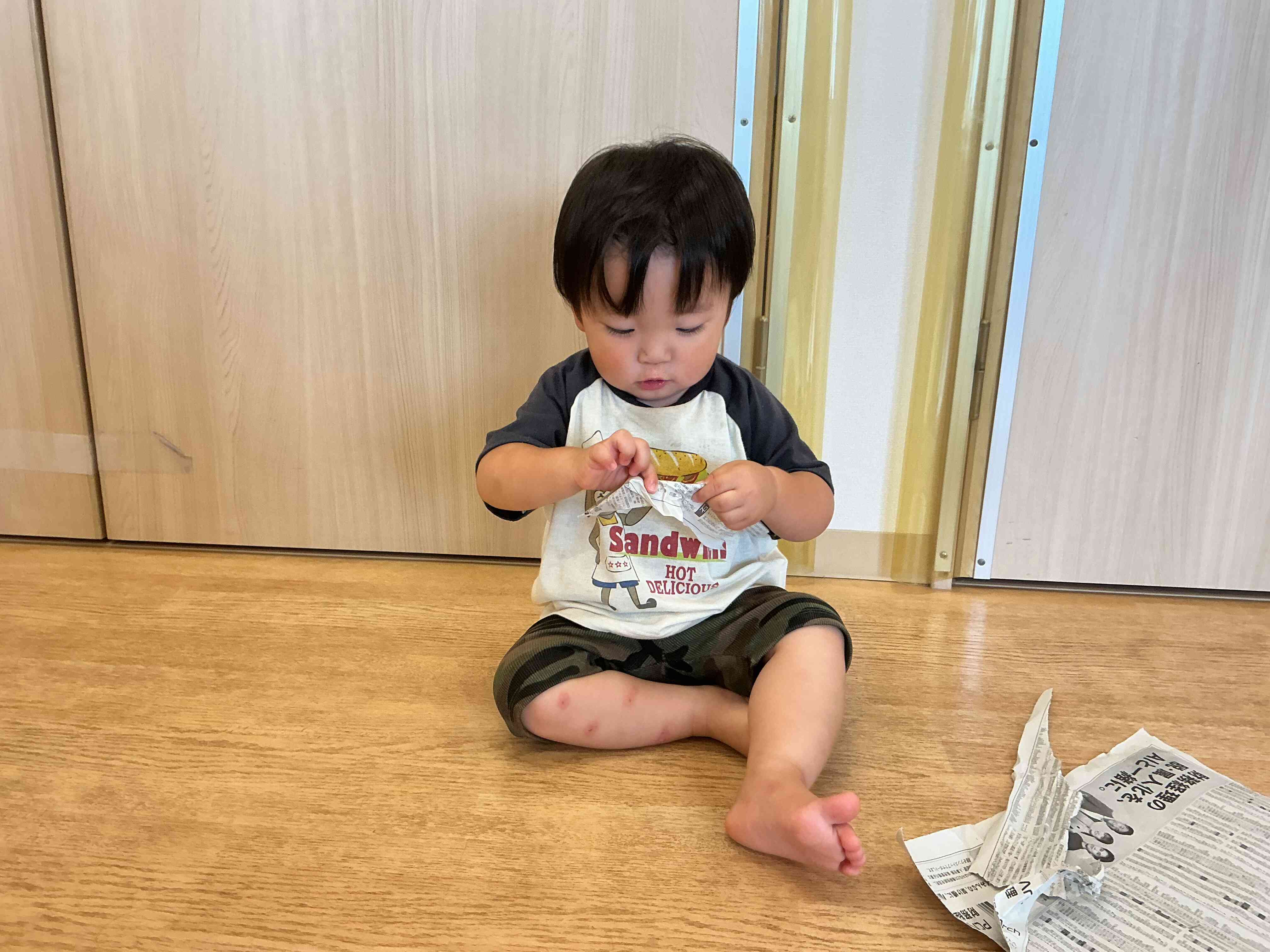 新聞遊び①(あひる組1歳児・うさぎ組2歳児・ぱんだ1組)