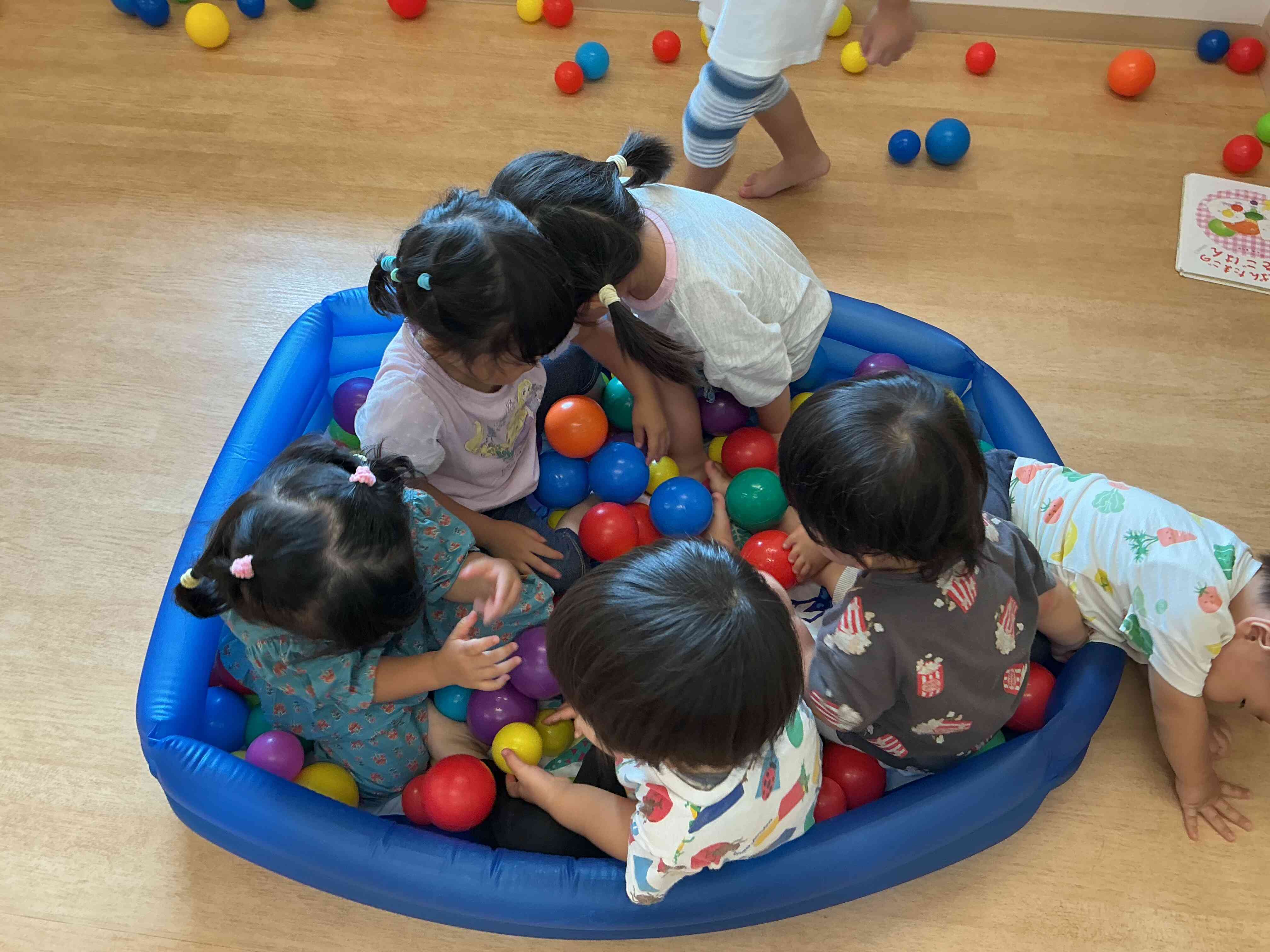 ボール遊びをしたよ♪ウサギ②うさぎ2歳児、あひる1歳児、ぱんだ組4歳児