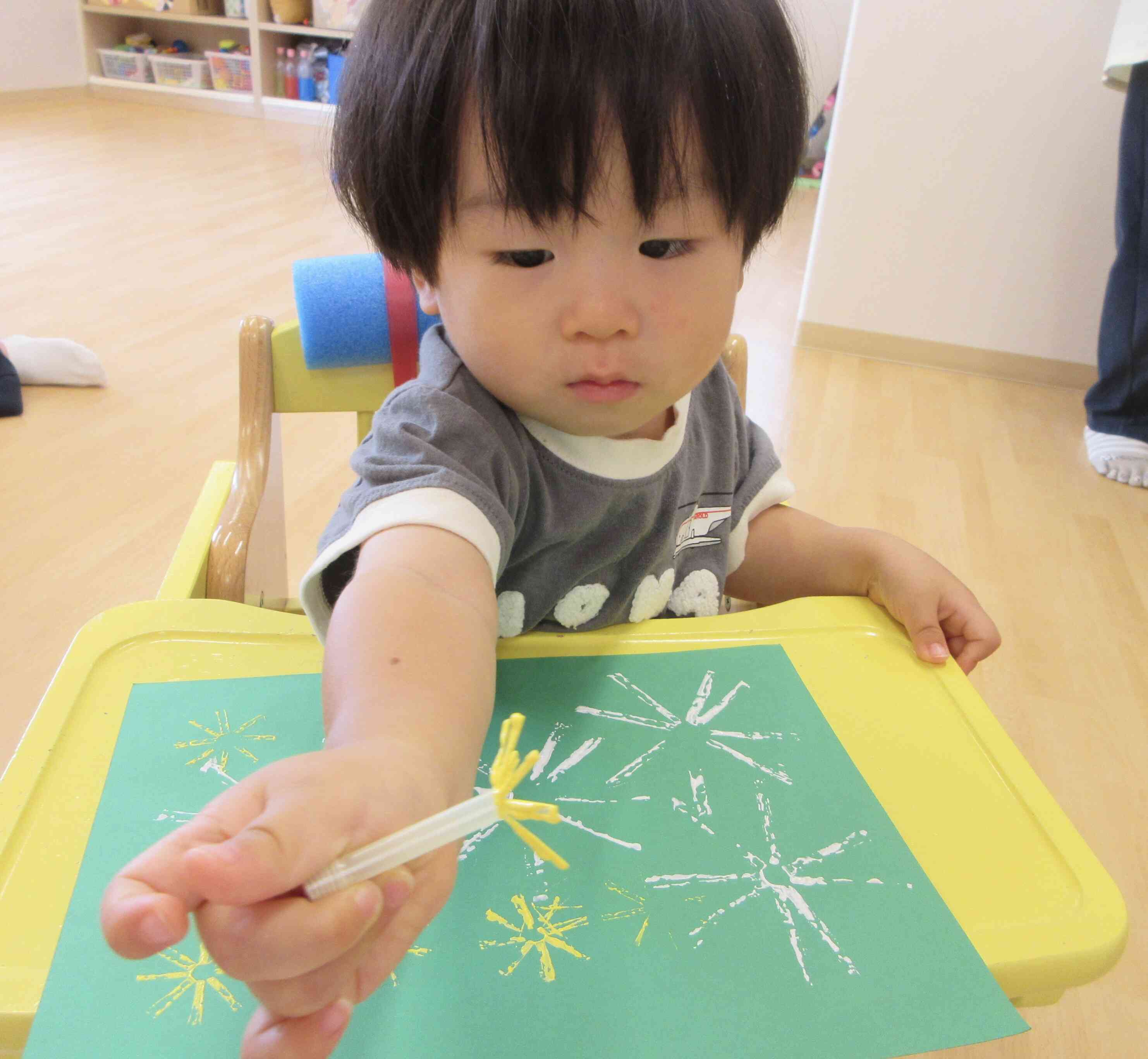 夏祭り製作の様子(1歳児あひる組、2歳児うさぎ組、ぱんだ1組)