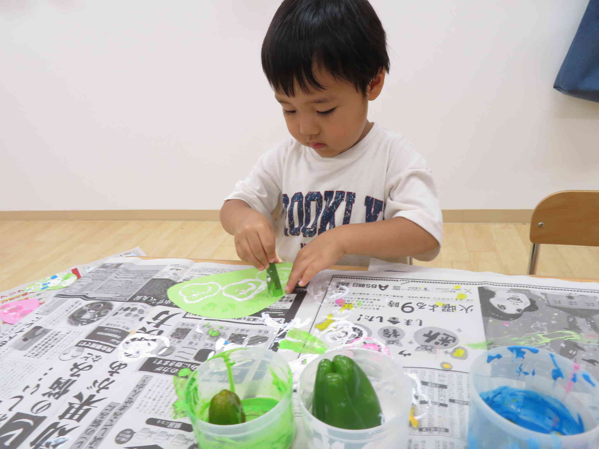 絵の具をつけて紙に押してみよう！
