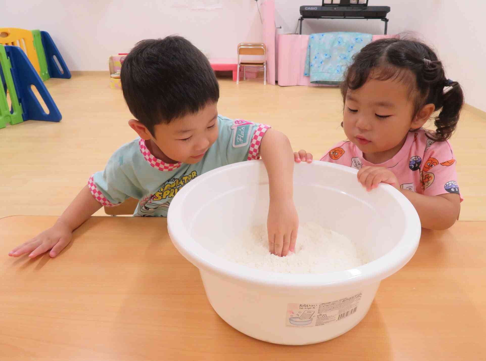 うさぎ組　小麦粉ねんど遊び☆