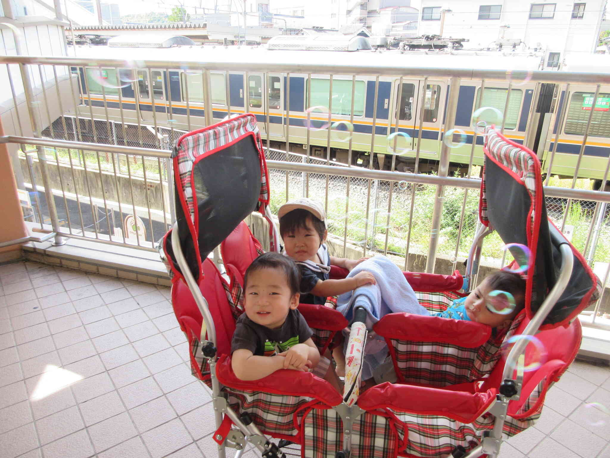 ひよこ組（０歳児クラス）　シャボン玉遊び☆