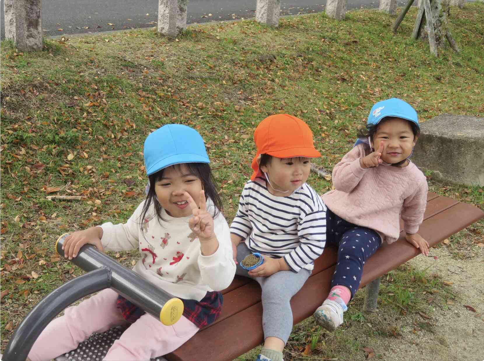 うさぎ組(2歳児)・あひる組(1歳児) お散歩☆