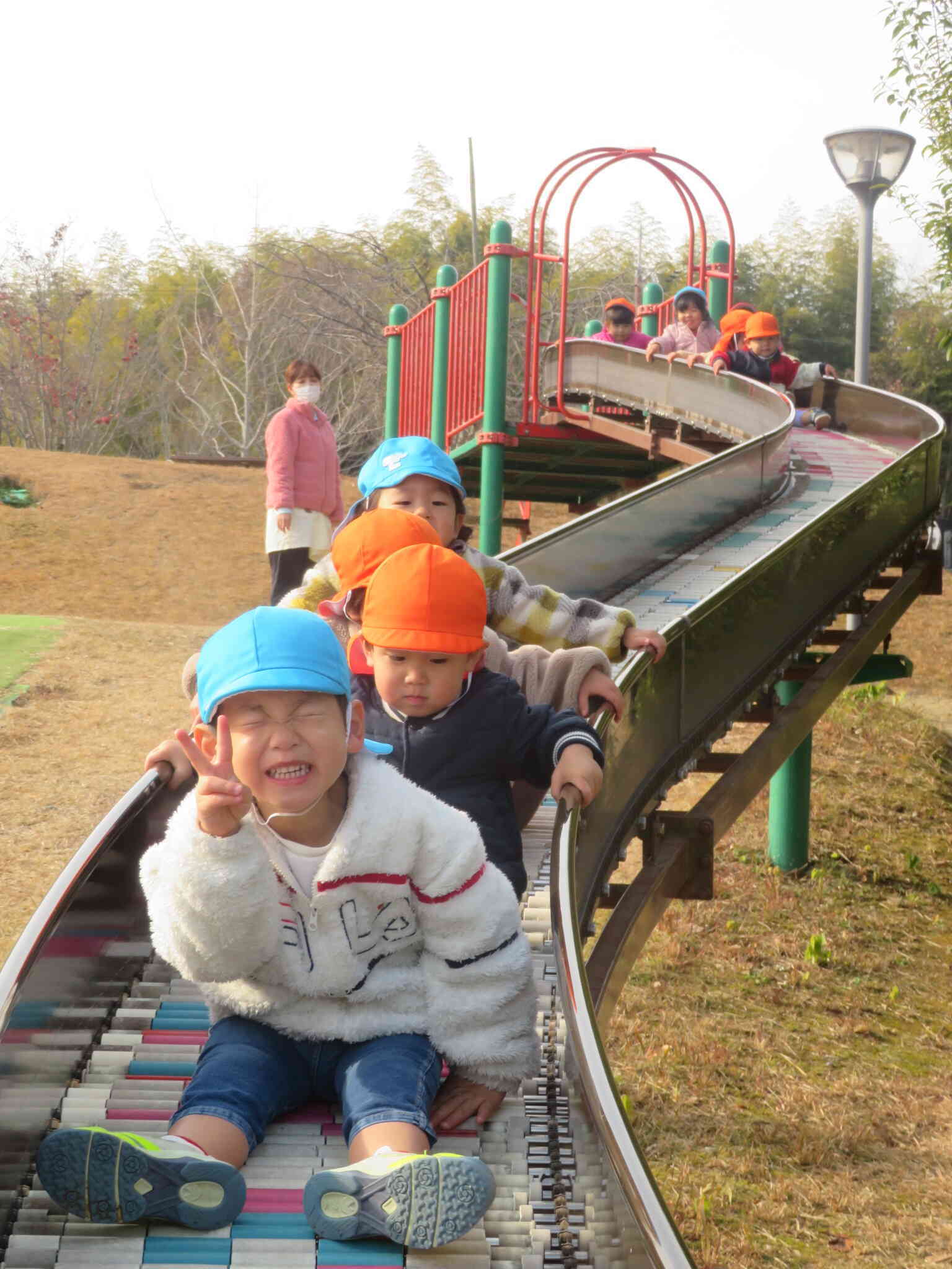 うさぎ組（2歳児）・あひる組（1歳児）　お散歩⭐︎