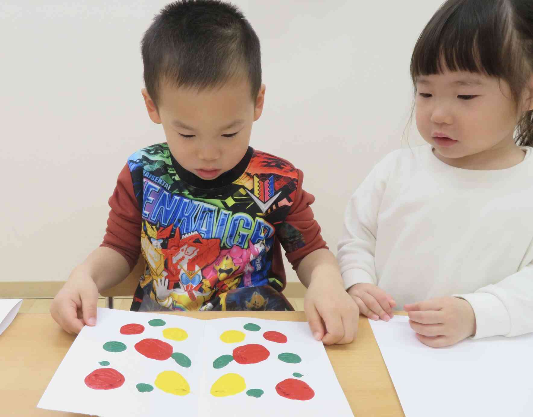 うさぎ組（2歳児）　絵の具あそび⭐︎