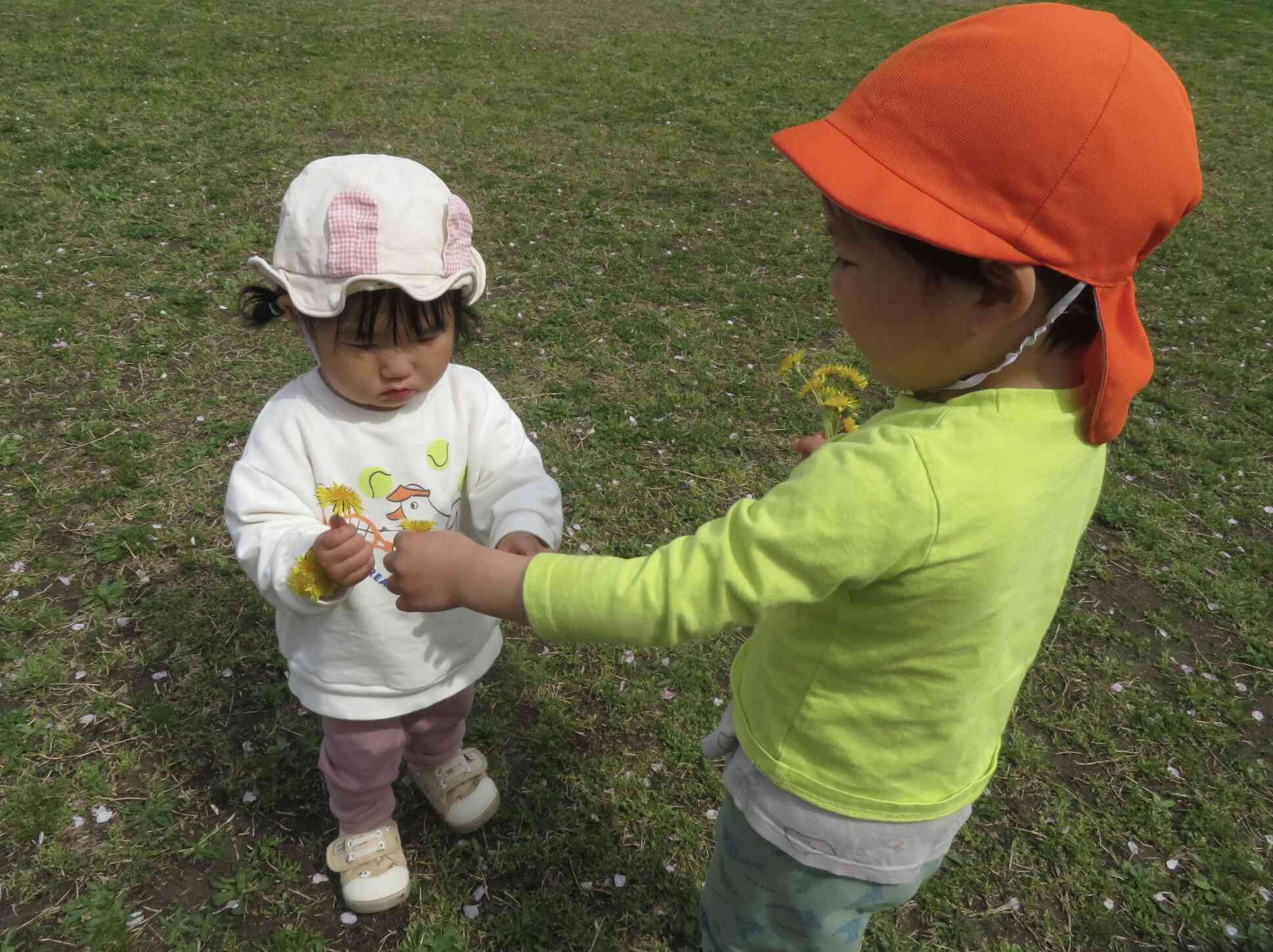 うさぎ組(2歳児)･あひる組(1歳児)  お散歩⭐︎