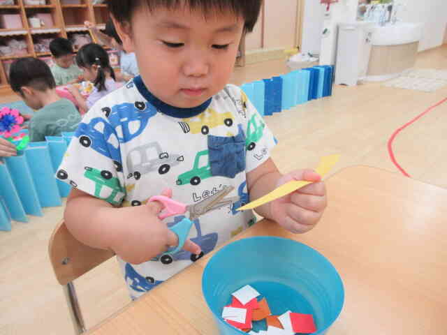 うさぎ組（2歳児）　ハサミの練習☆