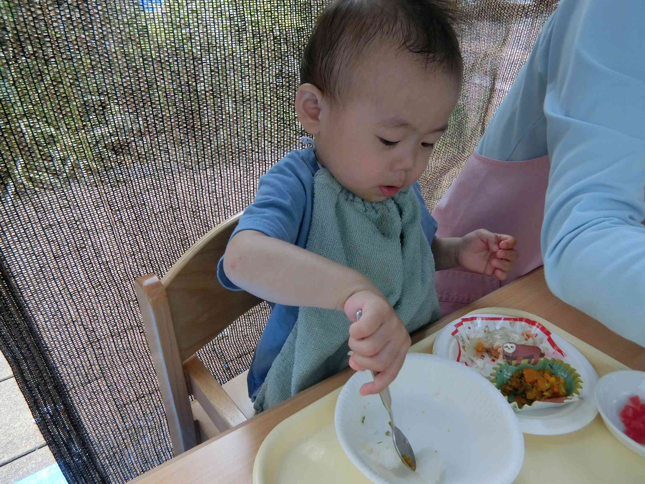 お外で給食！おいしいね