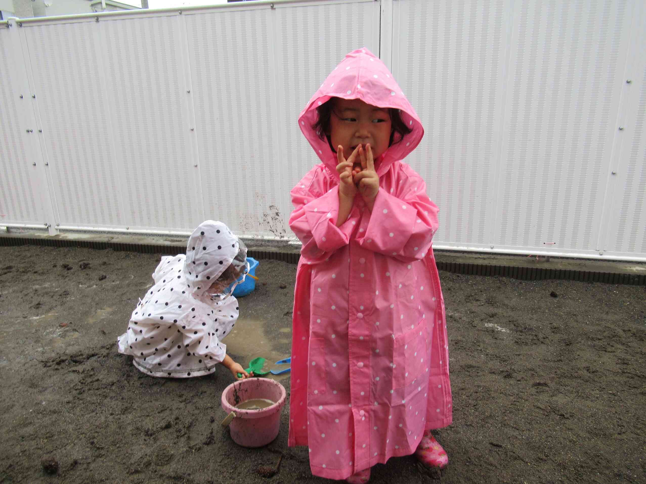 「みてみて、かわいいでしょ？」ピンクのかっぱがお気に入りです！