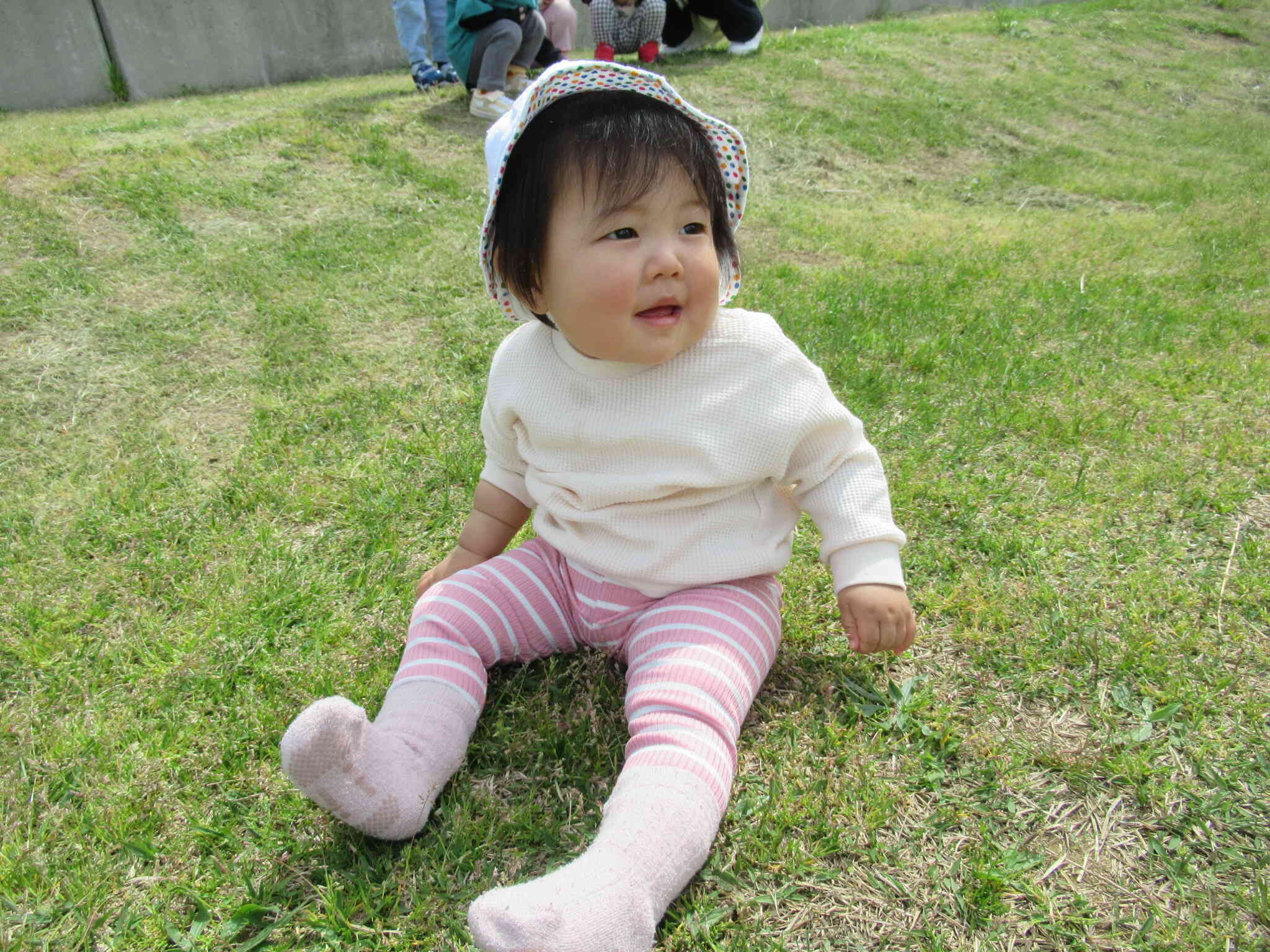 原っぱに座ってのんびり日向ぼっこ