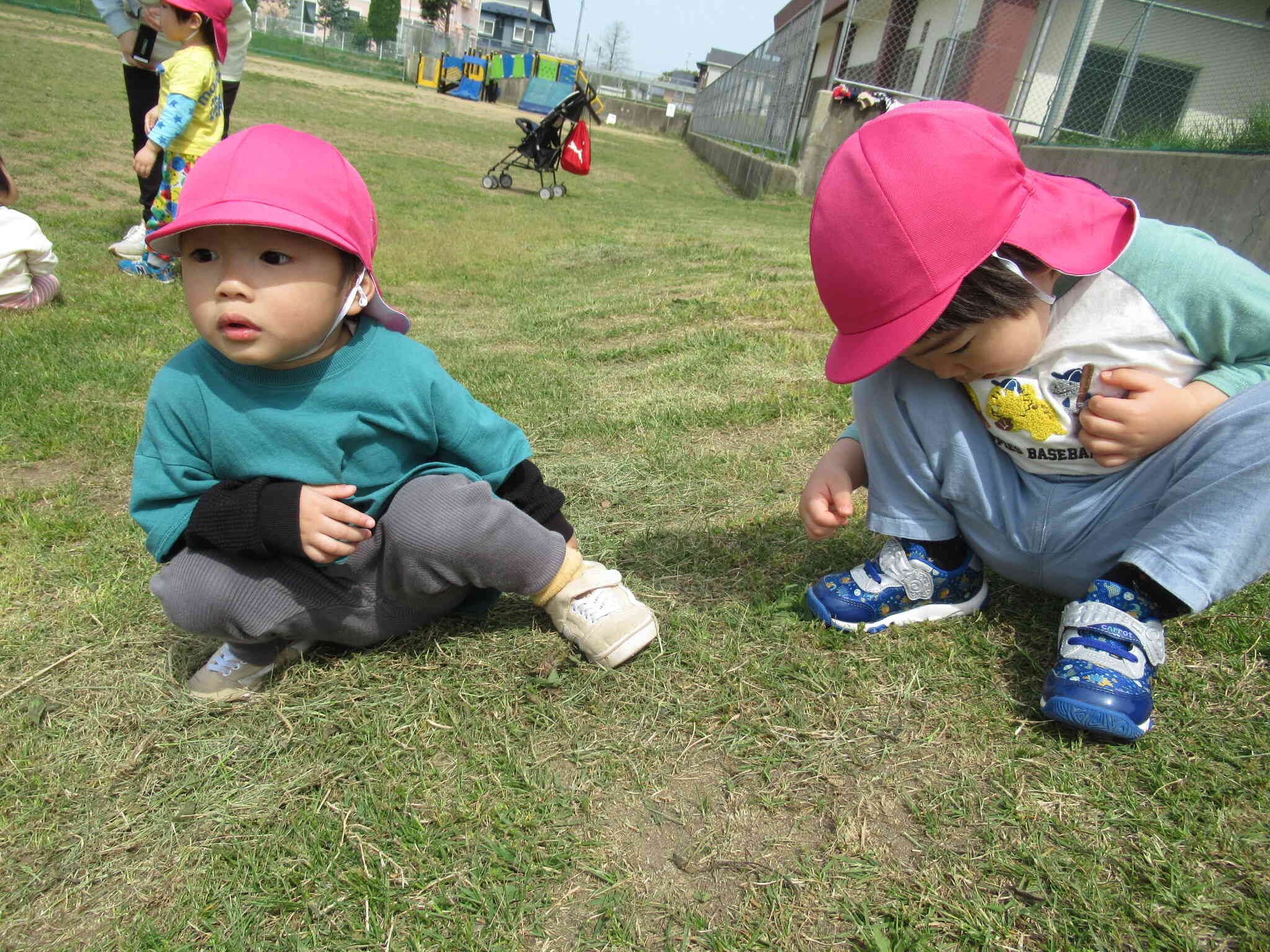近くのグラウンドまでお散歩に行きました～2歳児うさぎ組～