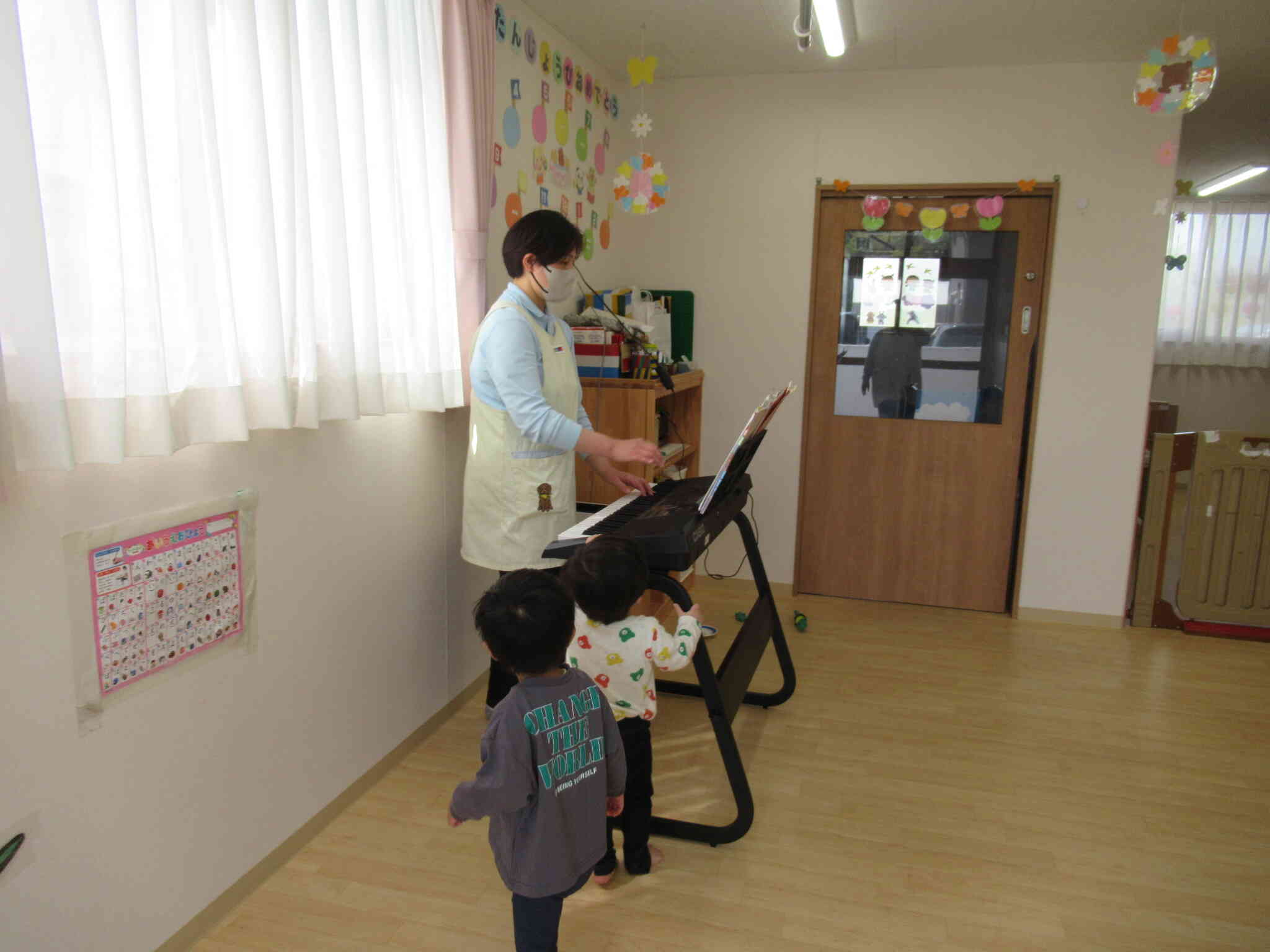 「ひいてみたいなぁ～」ピアノにも興味津々。