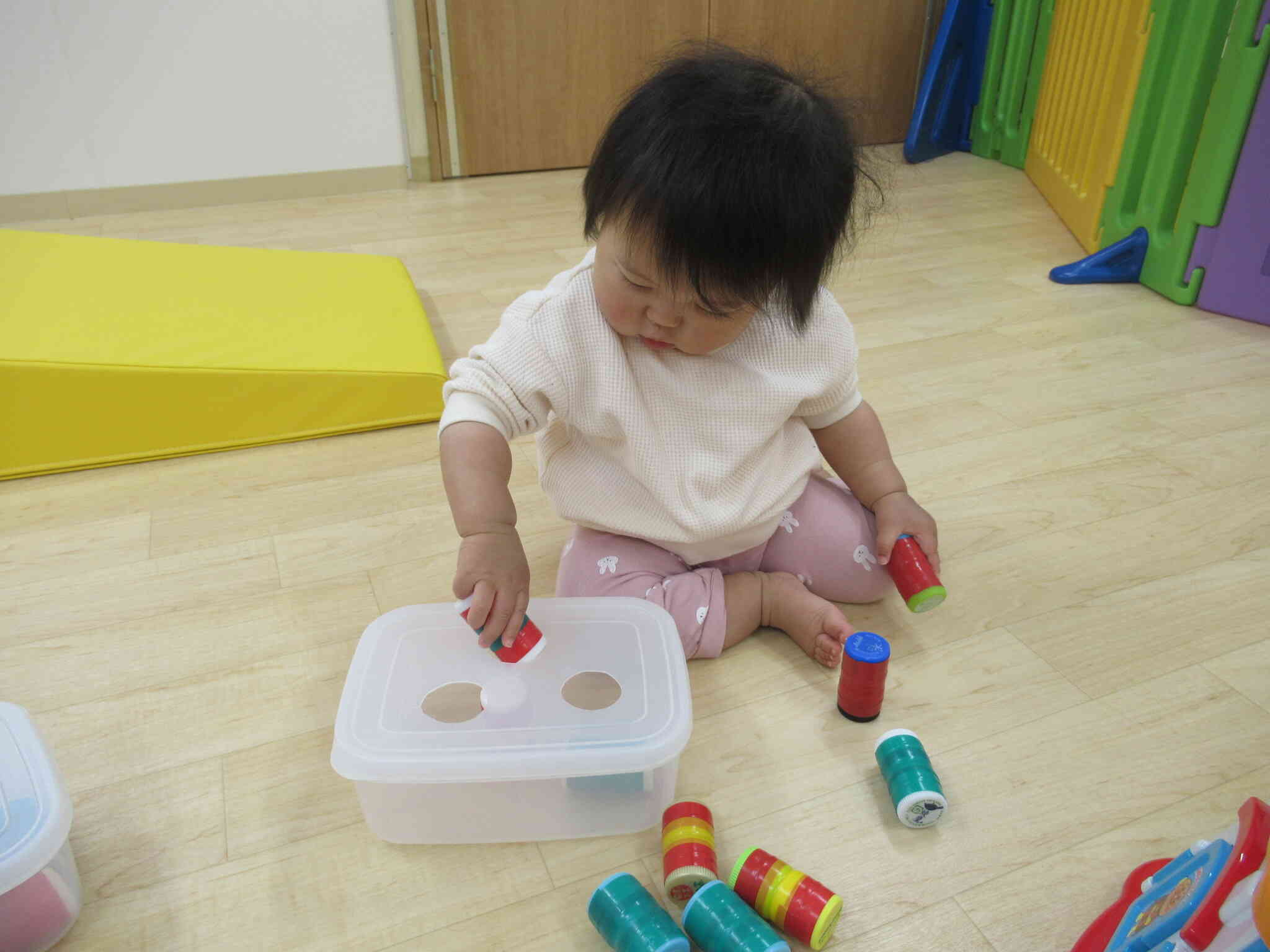 ポットン落としにも集中して楽しんでいます。真剣な眼差しです。
