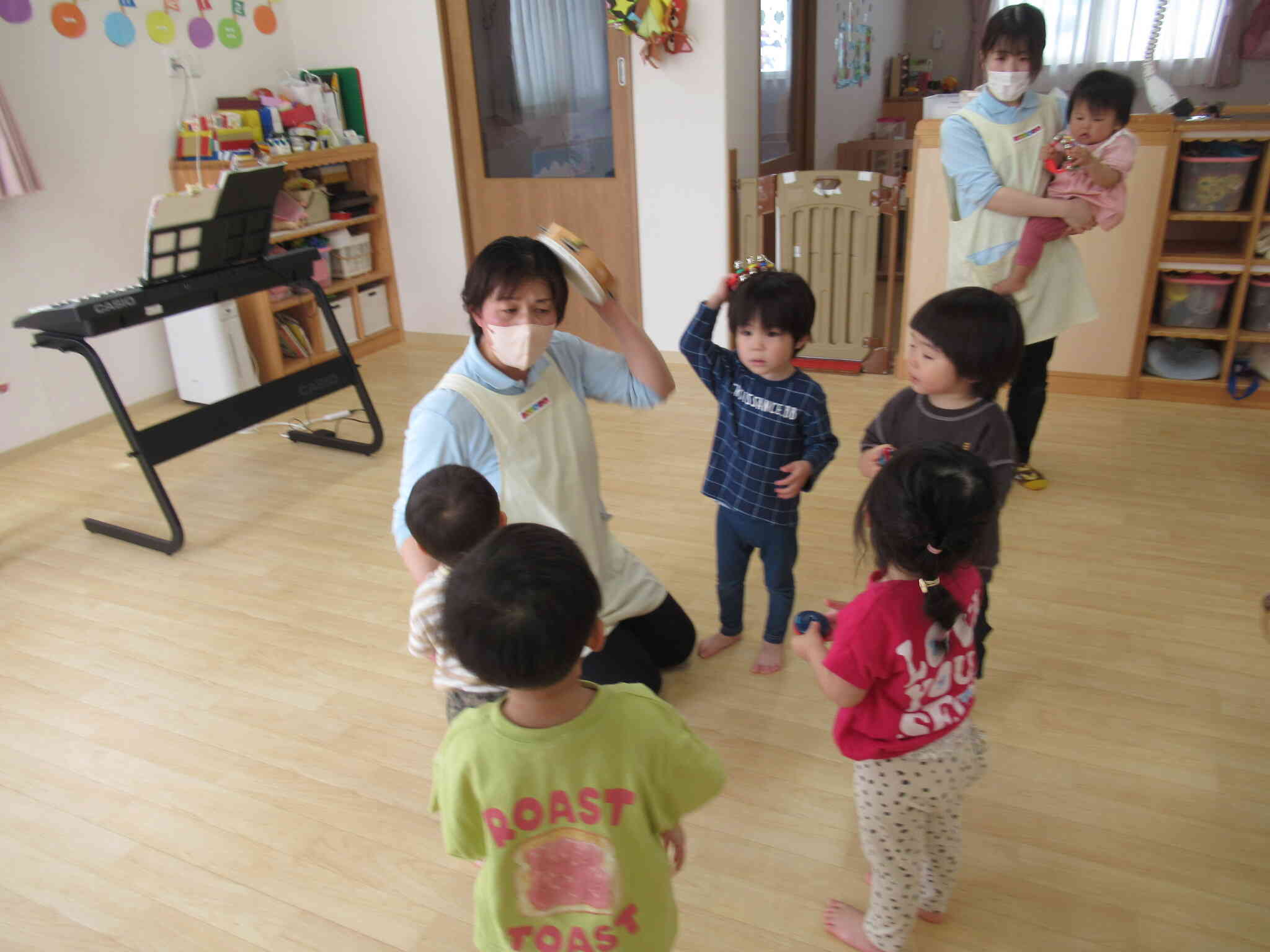 楽器の使い方の説明も聞いてます。「あたまでたたくのは・・・」「やりません」と答えてくれました。