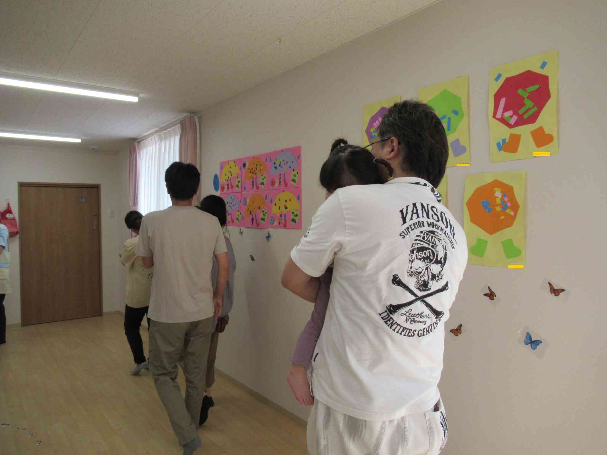 お父さんに抱っこされて安心だね。