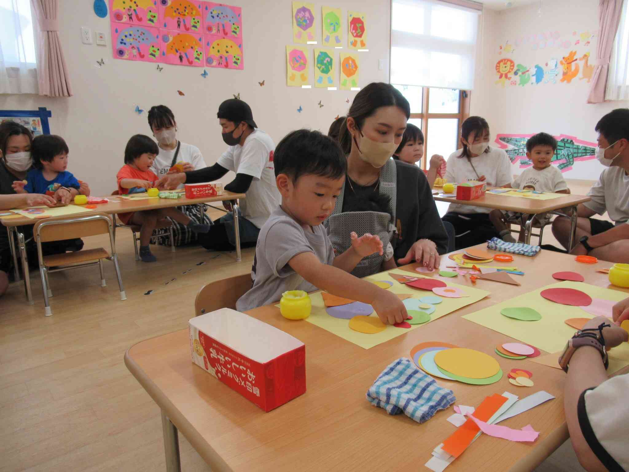 お家の人と一緒に製作遊び