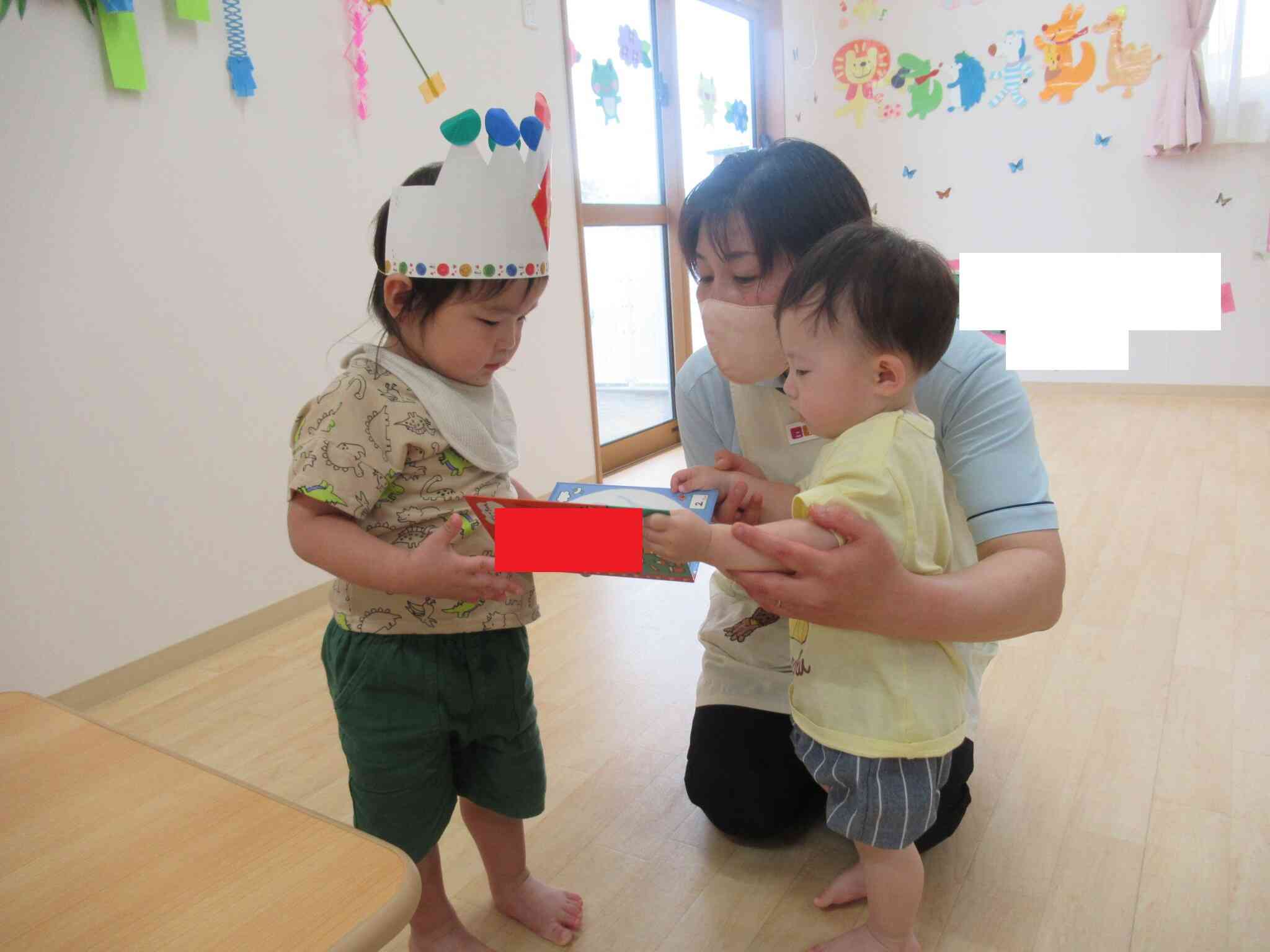 初めてお誕生カードを受け取り嬉しそうでした。