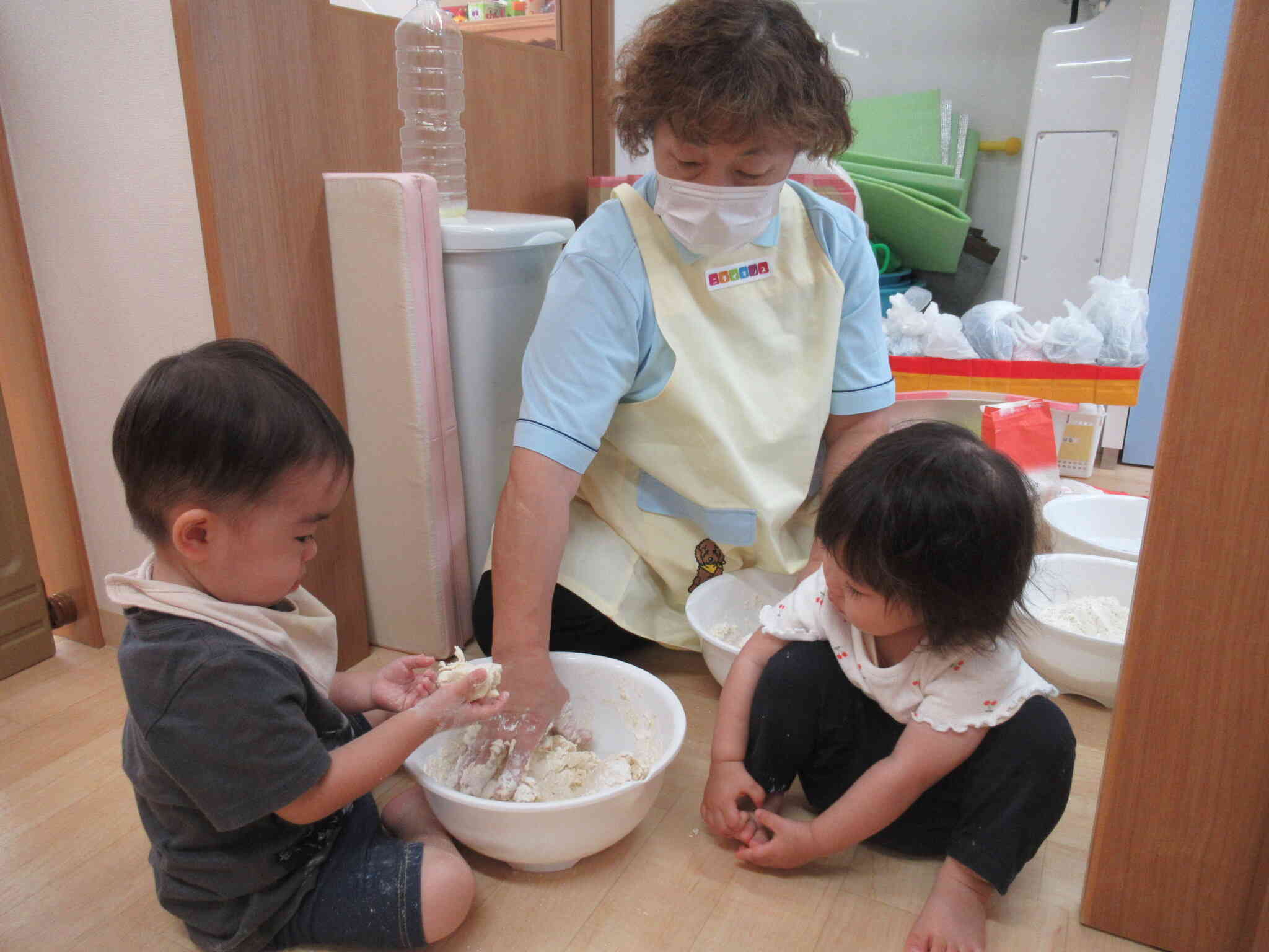 粘土作りのお手伝い