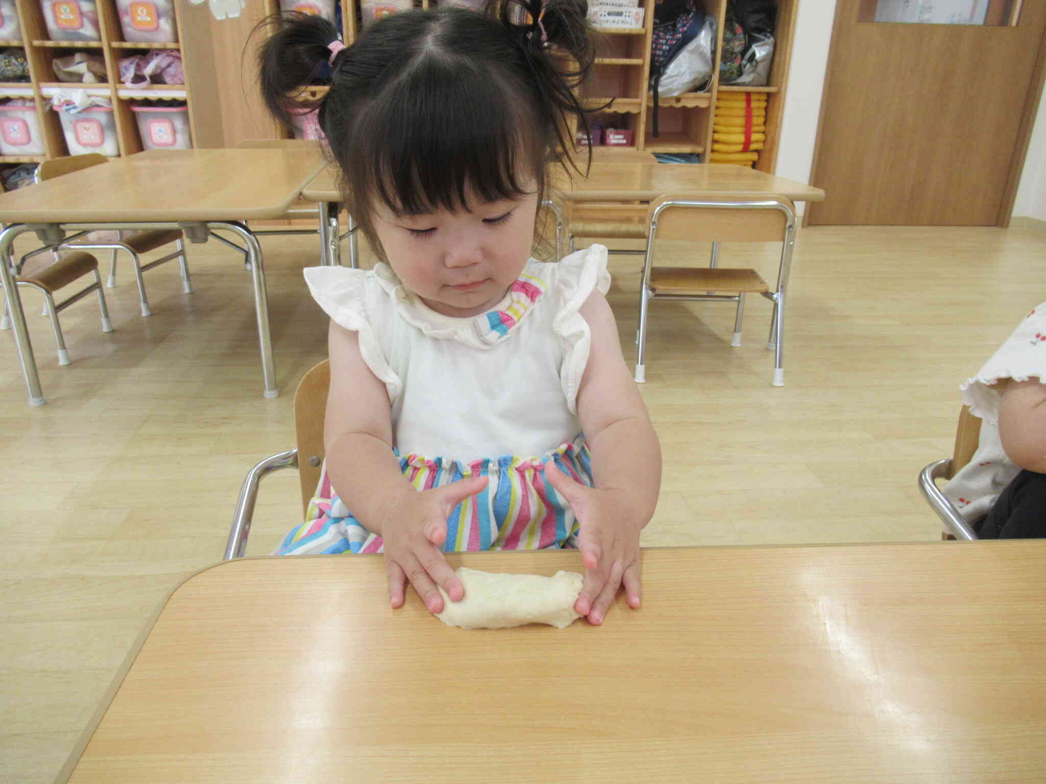 粘土の感触を味わってます。