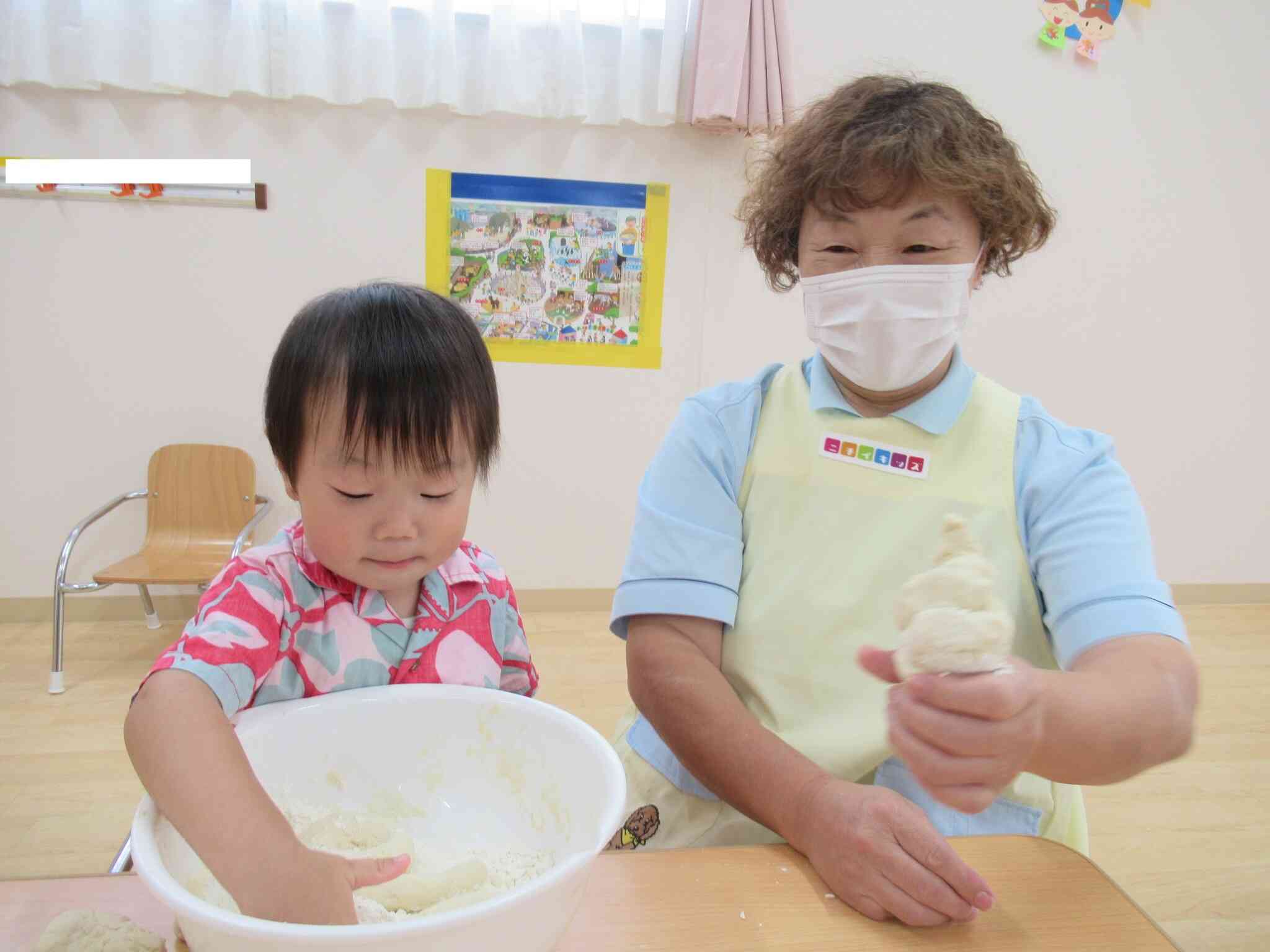 小麦粉ってさらさらだね～。