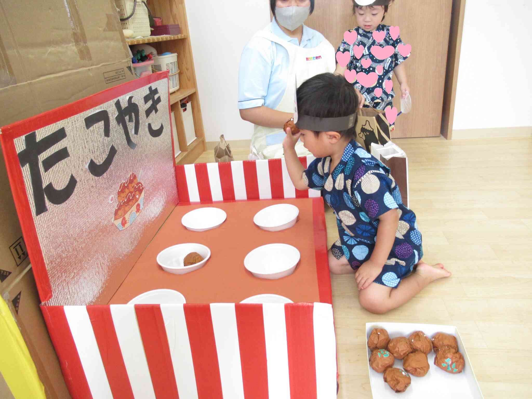こちらは「たこやき玉入れ」です。見事カップに入ったらメダルをゲット！