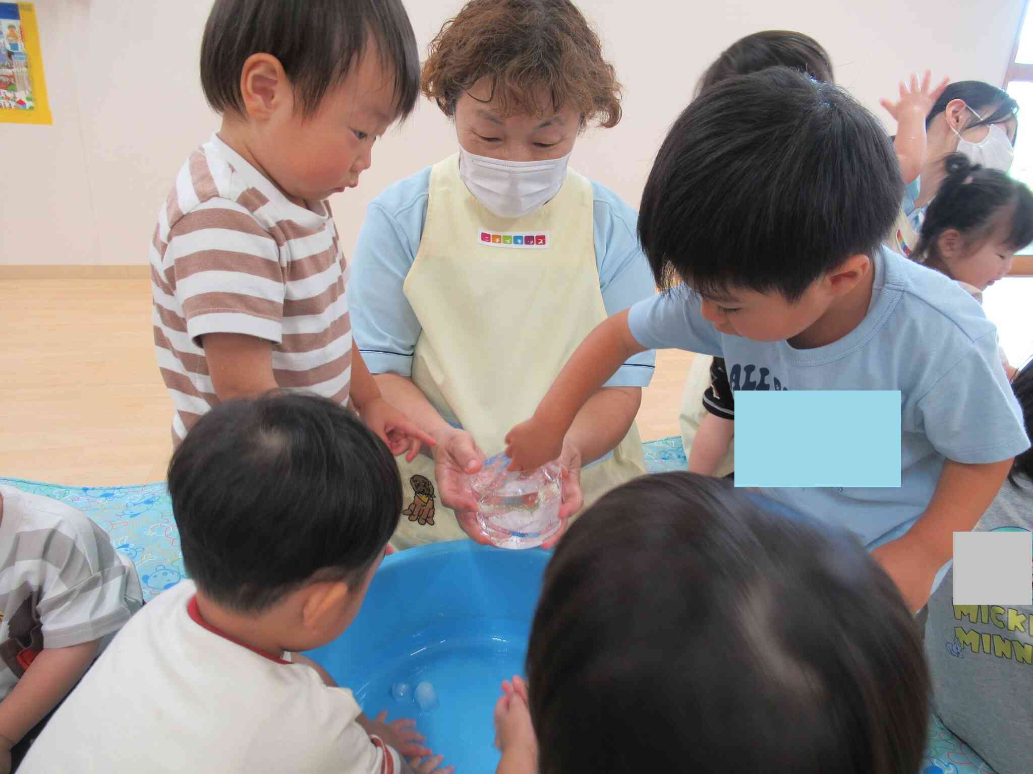 氷は冷たくて気持ちいいね