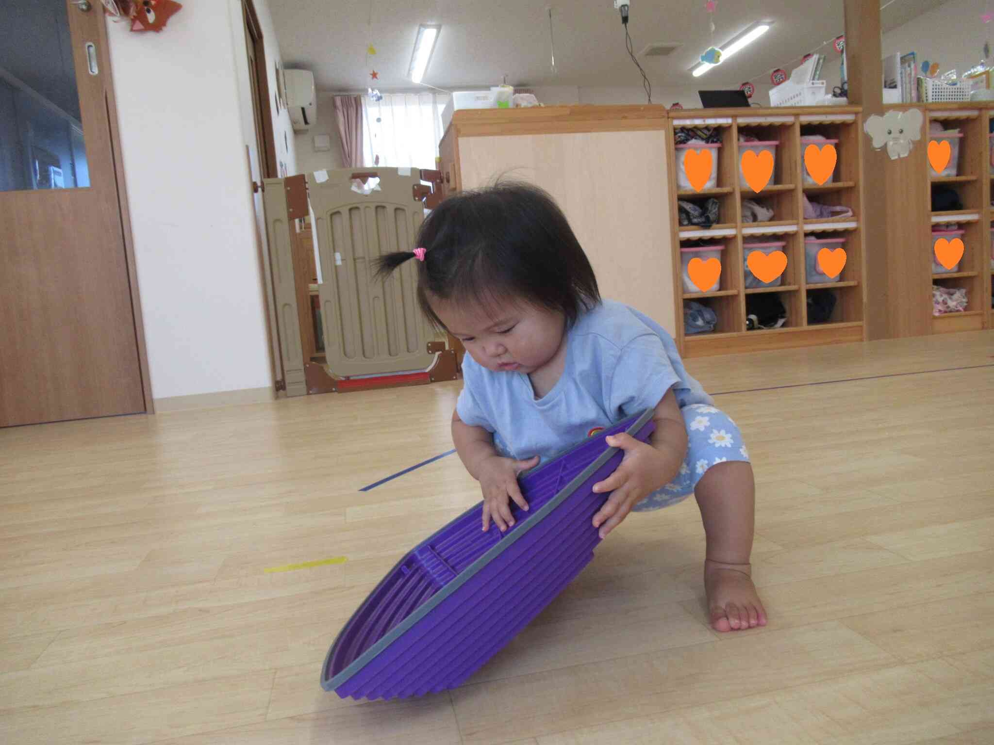 遊具を観察中…。